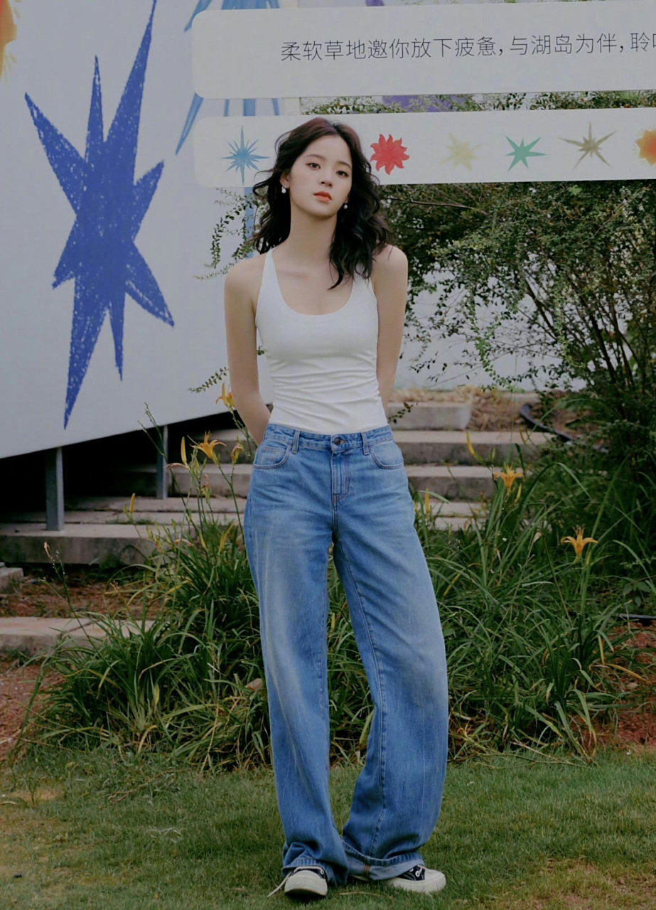 欧阳娜娜,白色小背心搭配牛仔裤,清新又性感!