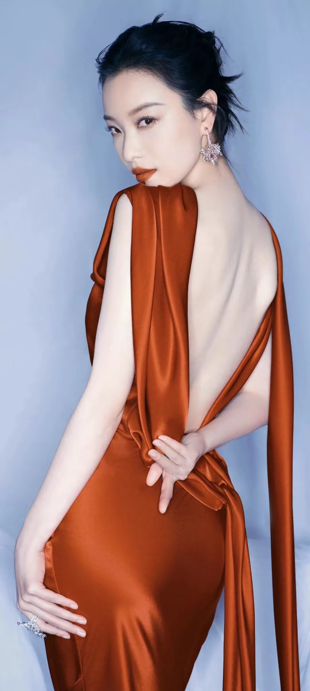 难怪倪妮偏爱露背的礼服,她的后背长得实在太好看了