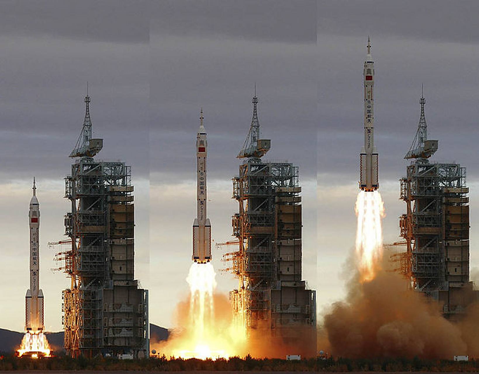 神舟六号飞船着陆的历史性时刻  在历史的长河中,2005年的今天,神舟六