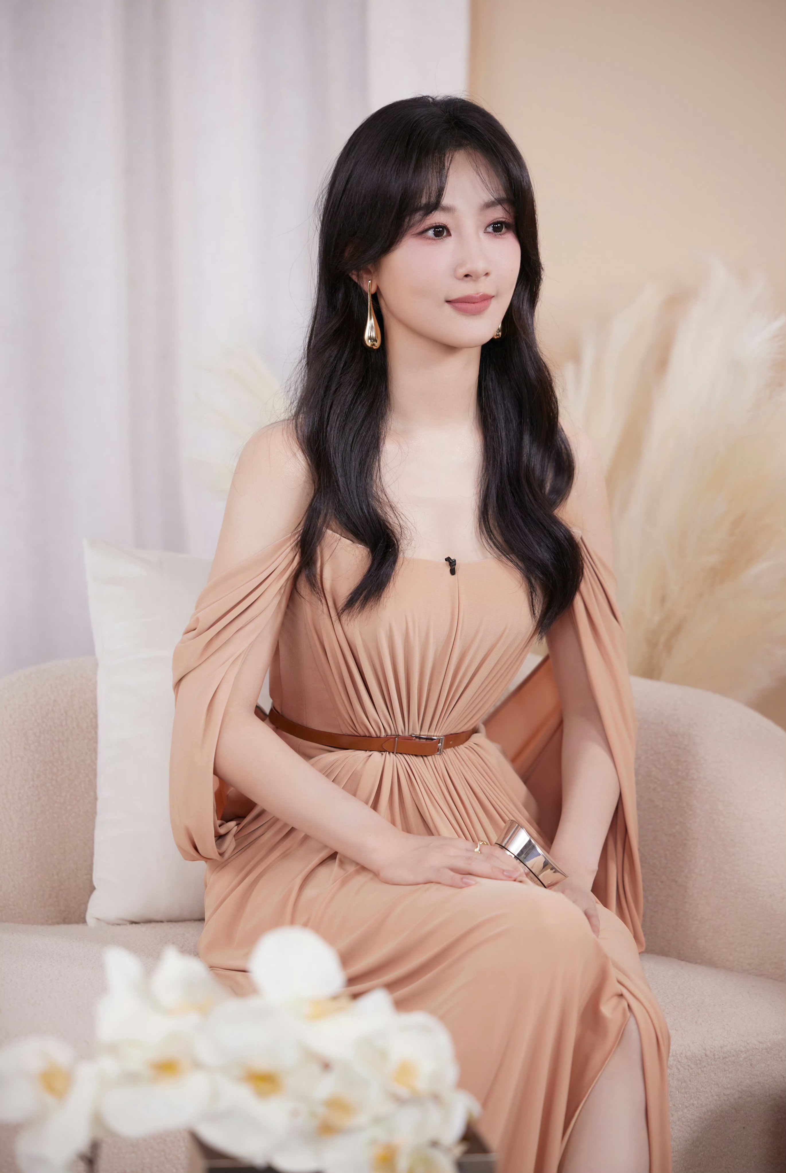 杨紫,淡棕色抹胸长裙,梦幻甜美,清纯可爱!