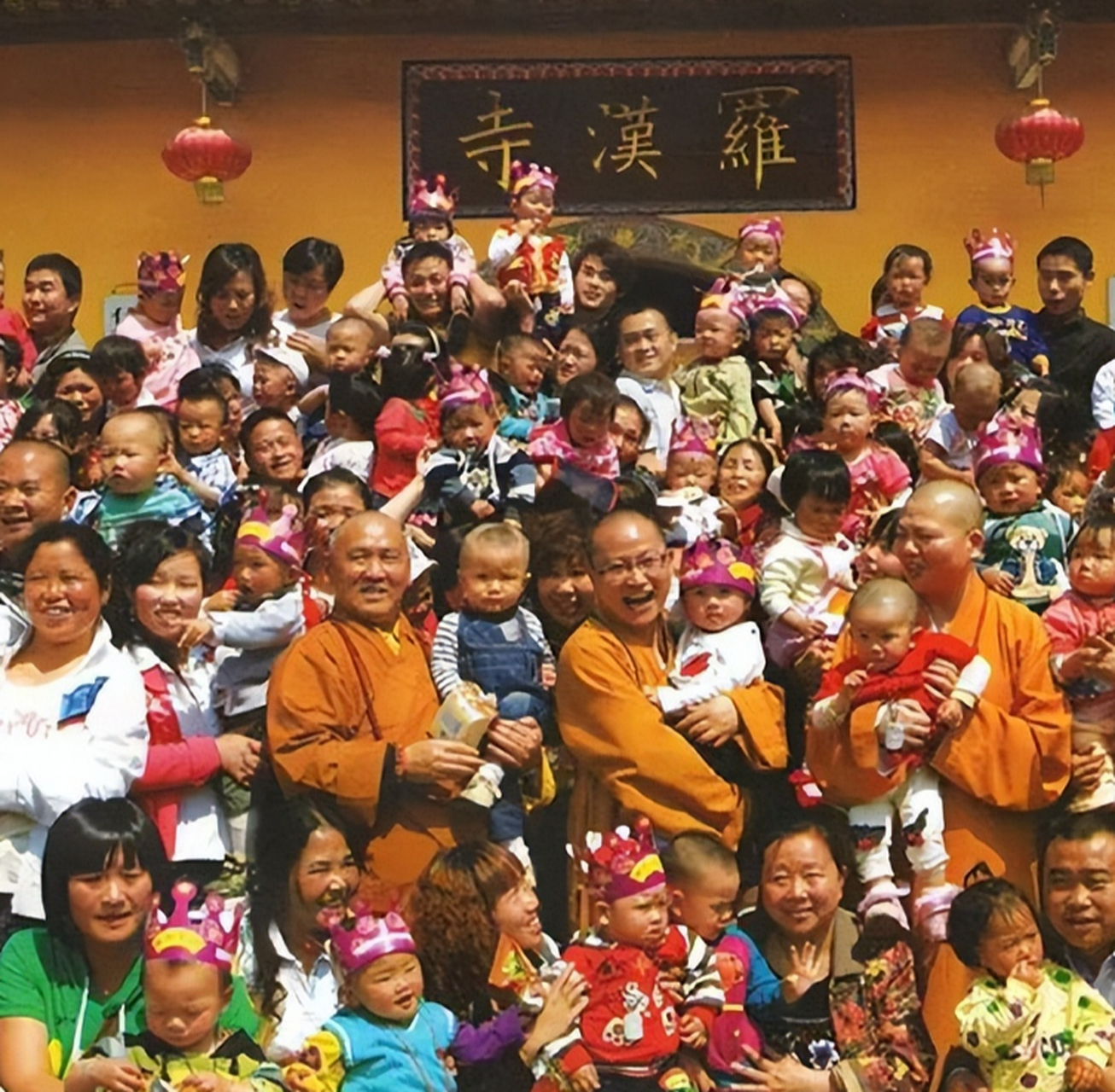 这是汶川地震期间科学都无法解释的奇迹,108罗汉娃齐降人间,背后究竟