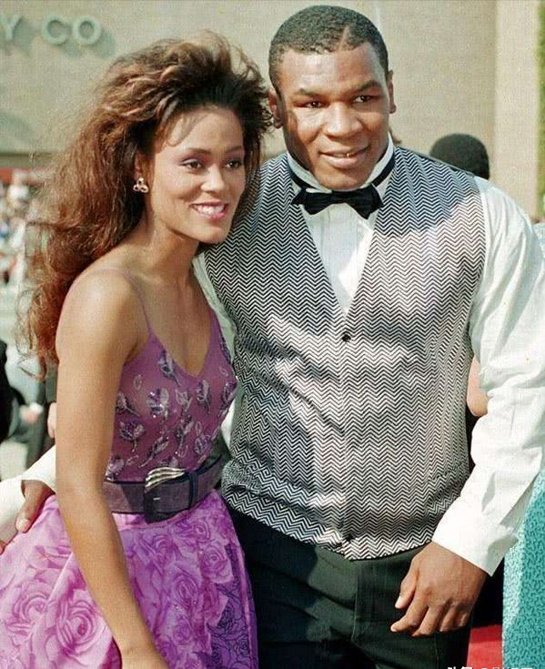 当年,拳王泰森花了3000万美元,娶了女演员罗宾,回家后,却发现妻子和