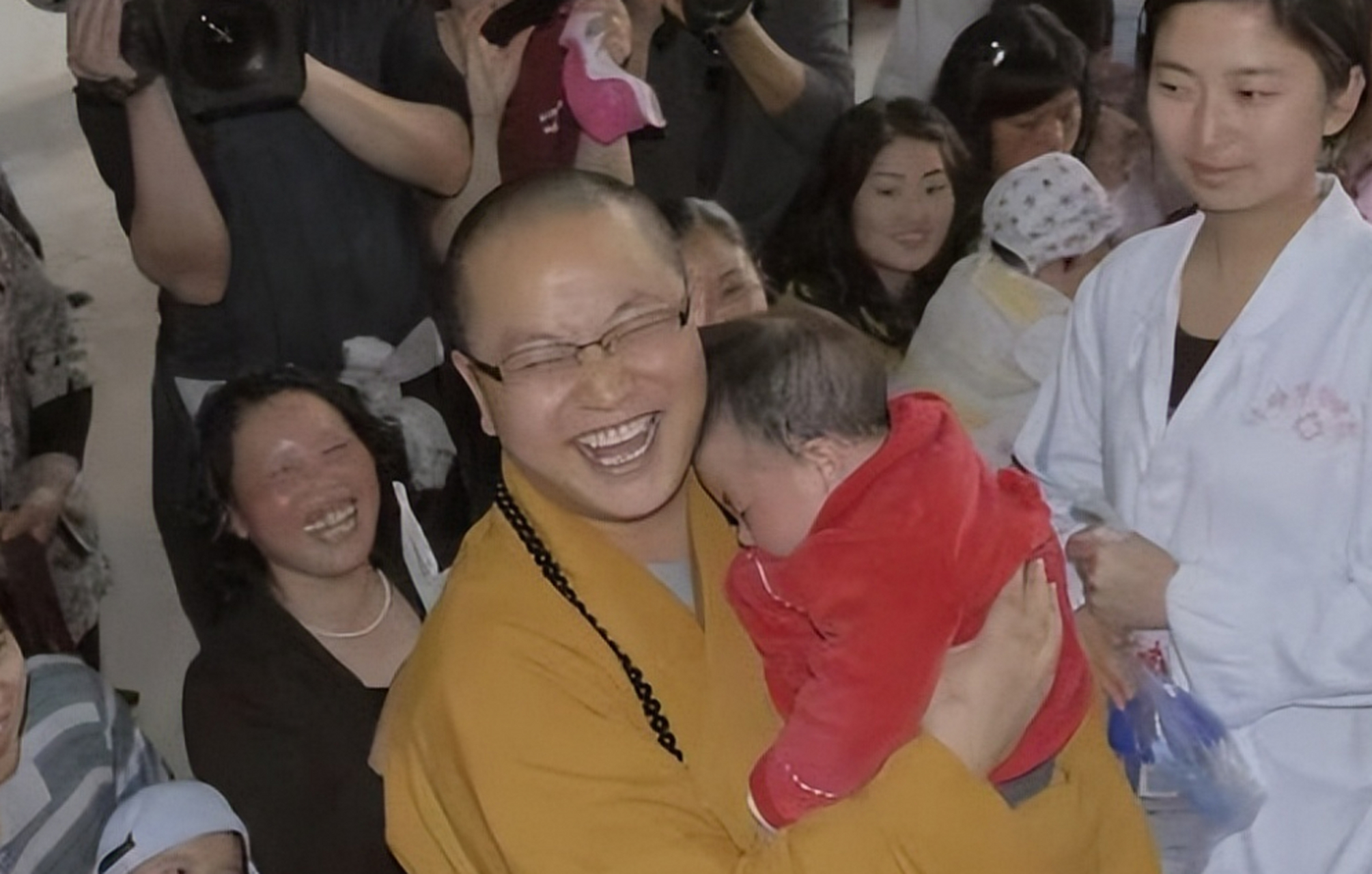 这是汶川地震期间科学都无法解释的奇迹,108罗汉娃齐降人间,背后究竟