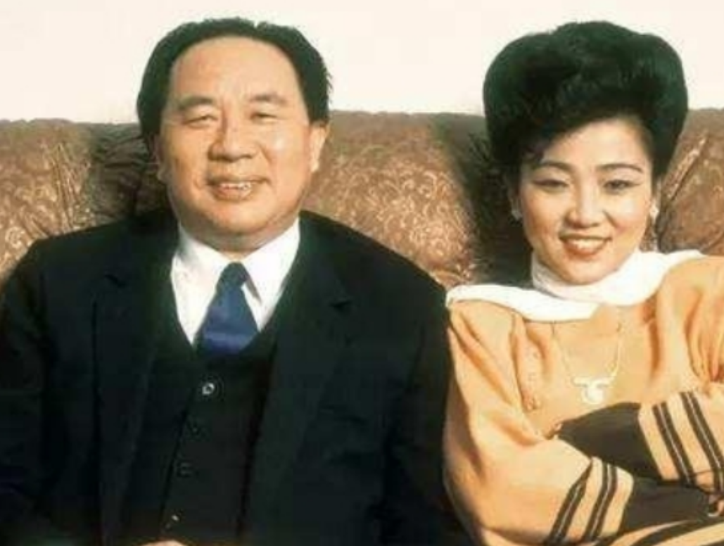 1999年,中国前首富牟其中坐着奥迪上班,途中被捕,一同被捕的还有他的