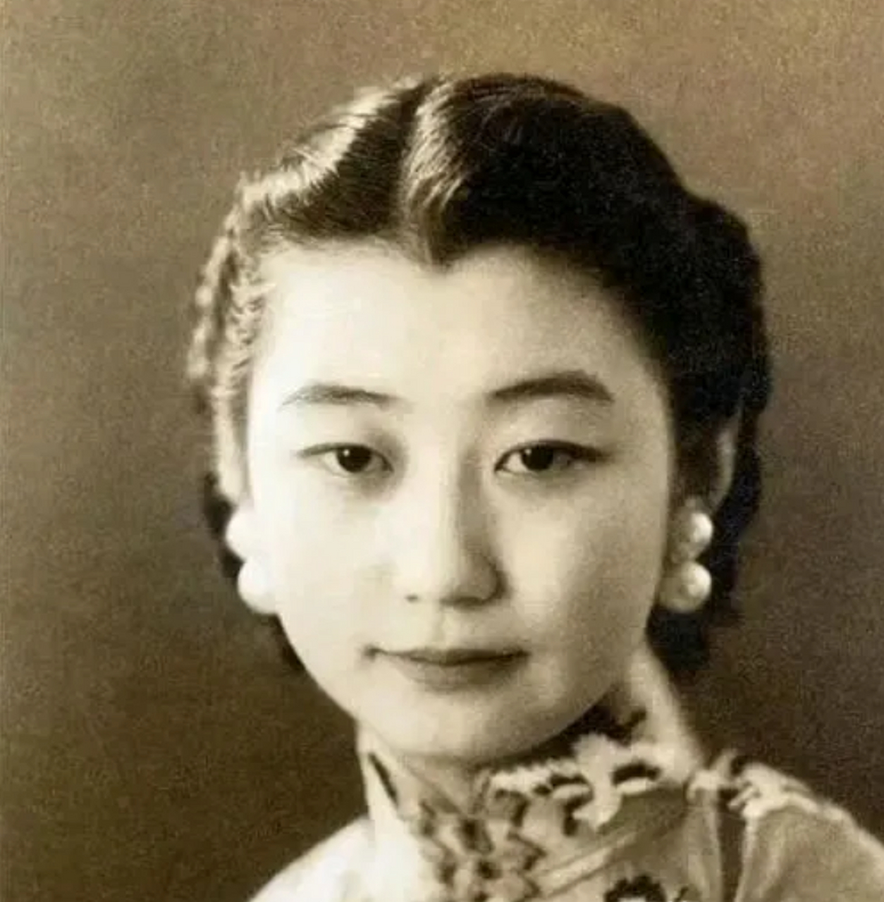 民国顶级渣女唐怡莹,睡皇帝,睡王爷,还勾引的张学良至死都忘不掉她.