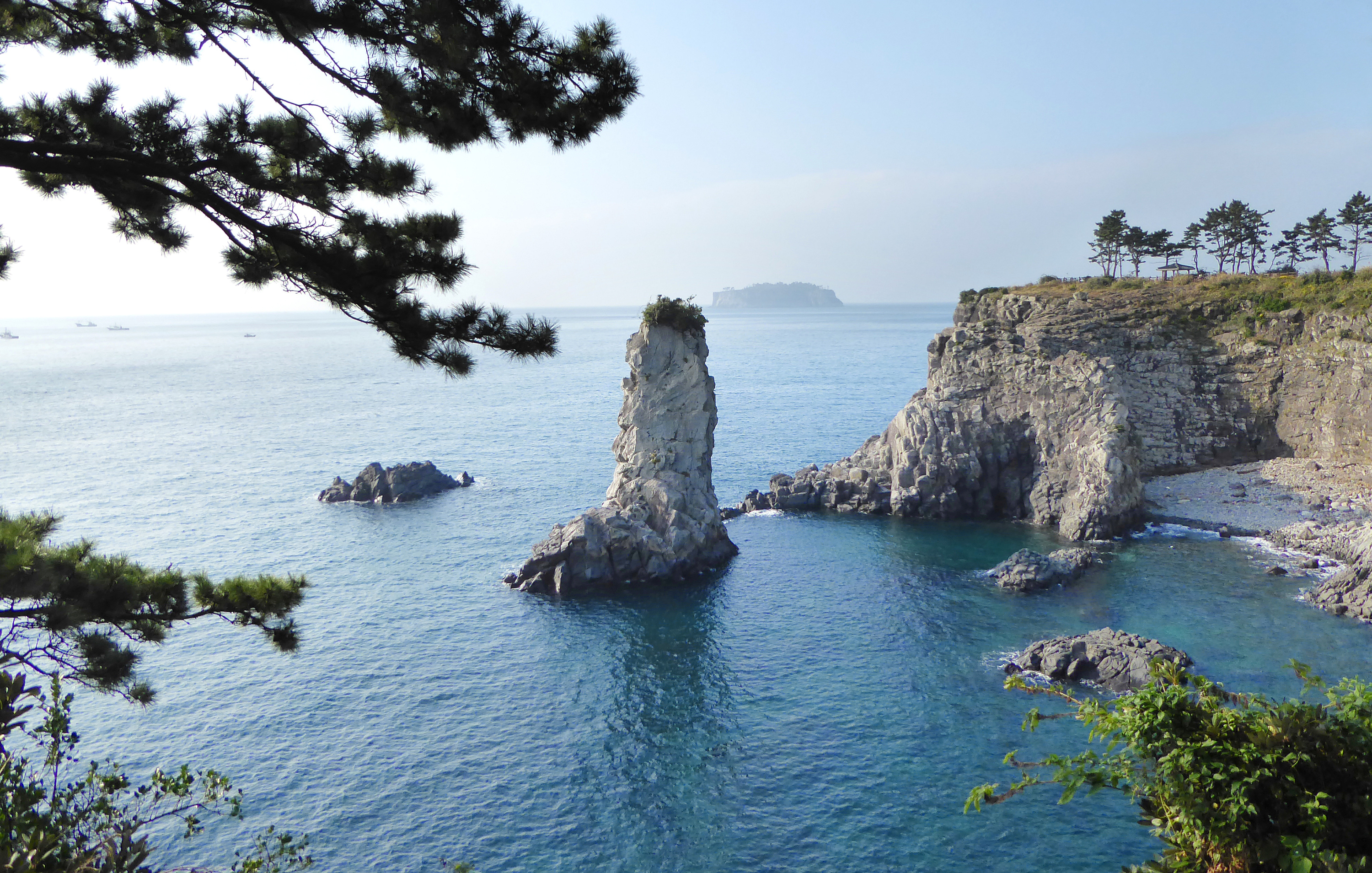 在韩国南部的蔚蓝海域中,济州岛犹如一颗璀璨的宝石,熠熠生辉,以其无