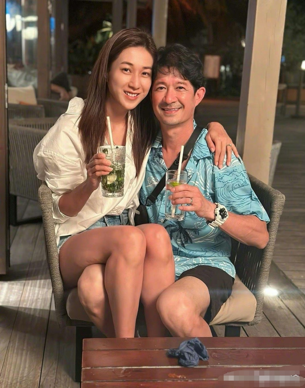 钟嘉欣和老公在马尔代夫旅行,没有孩子们在旁边,两人独享甜蜜时光.