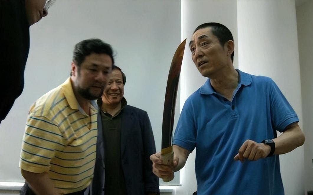 2008年,张艺谋筹办奥运会开幕式时,高仓健特地赶来,送给他一把刀,翻译