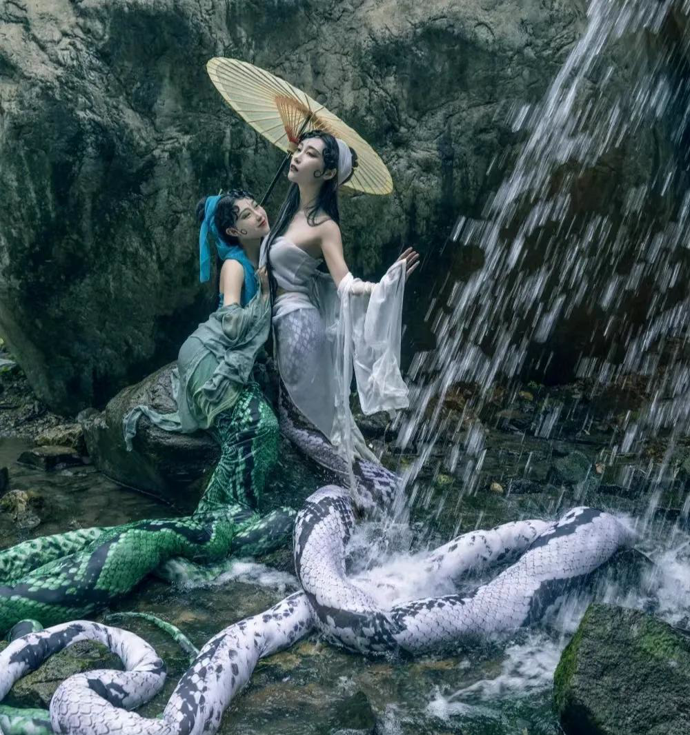 一女子午休时,一条大蛇钻进了她的被窝,女子觉得有