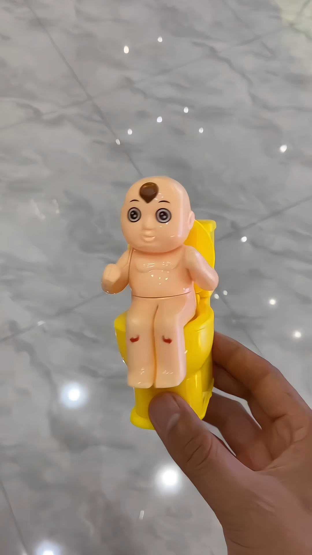 整蛊小孩撒尿马桶,老弟又被玩坏了