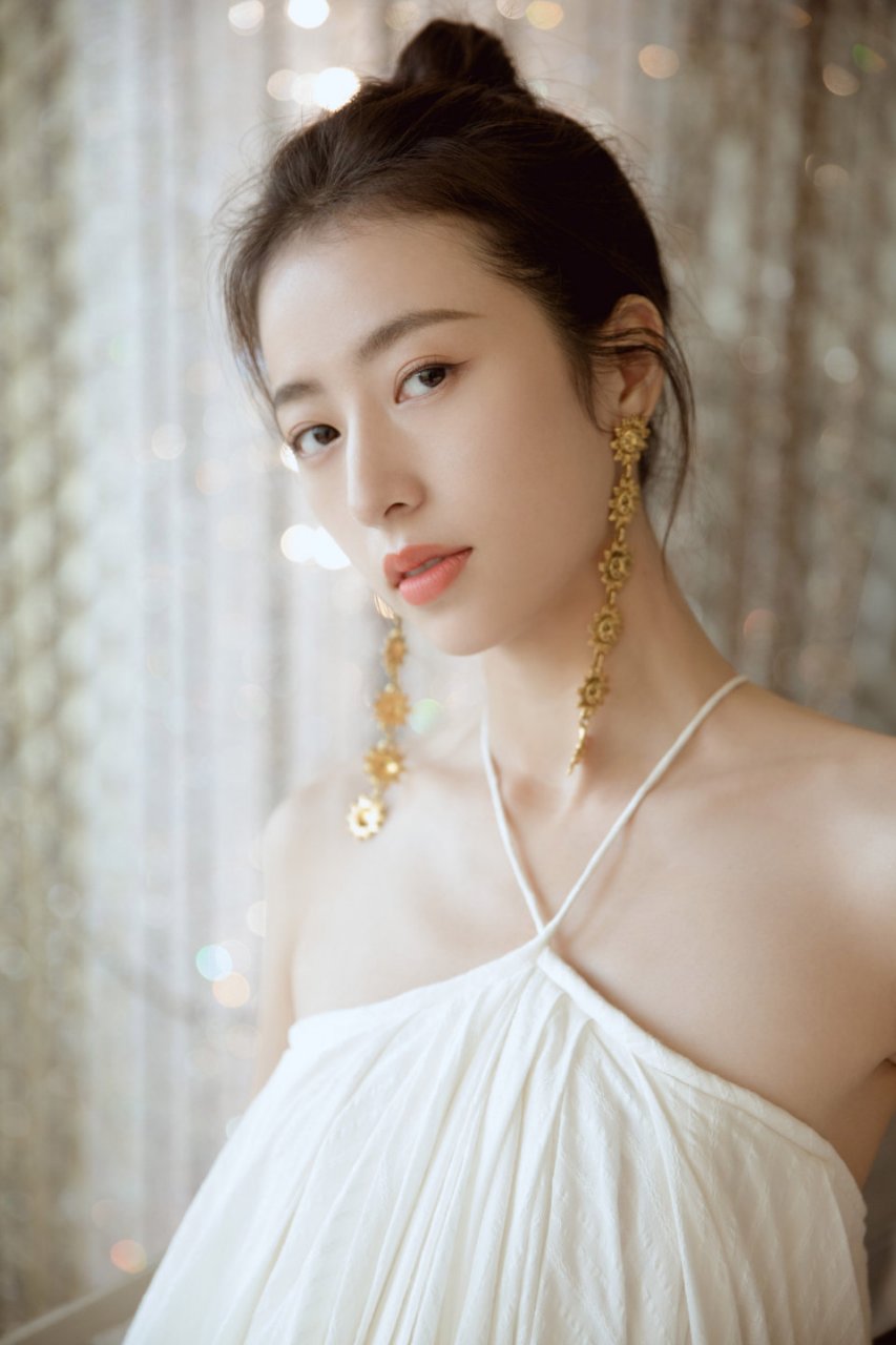 周雨彤时尚瞬间捕捉,精选写真组图,每一刻都绽放独特光彩