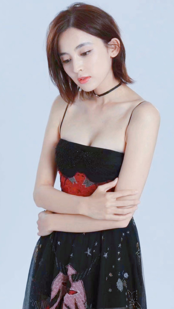 古力娜扎短发写真大赏,黑色刺绣吊带纱裙轻覆,香肩微露,柔美性感尽在