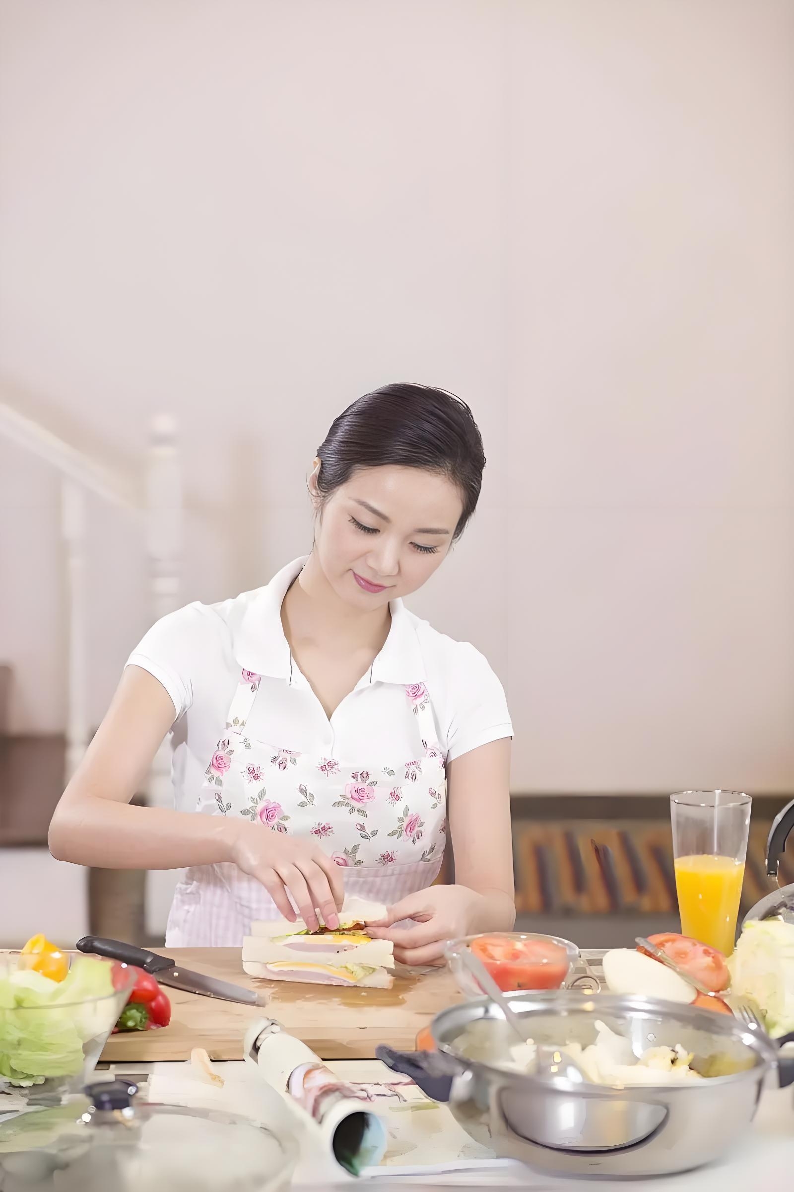 我们常常听到这样的说法男人是家里的顶梁柱负责挣钱养家