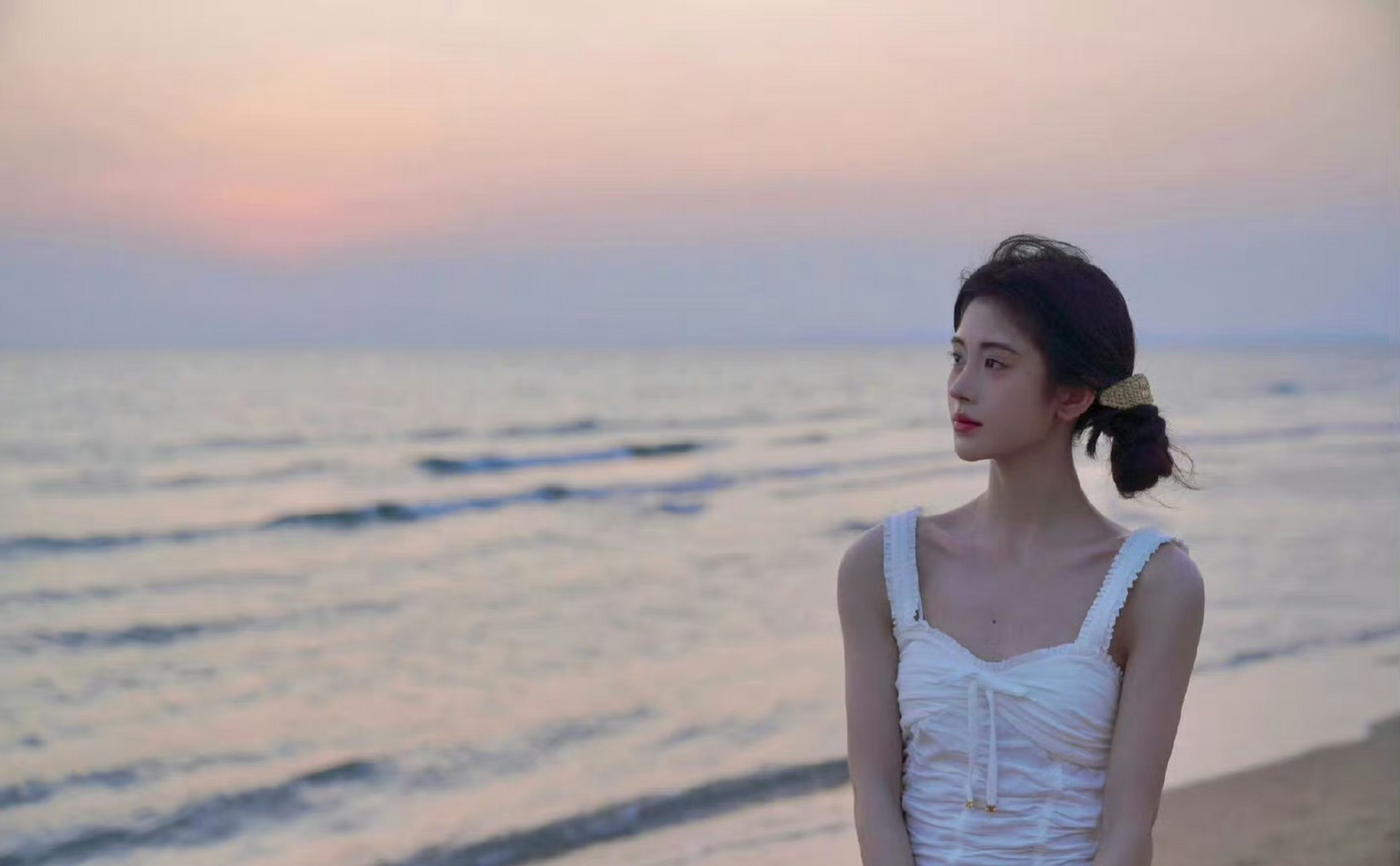 鞠婧祎,白色吊带搭配长裤,海边小浪漫!