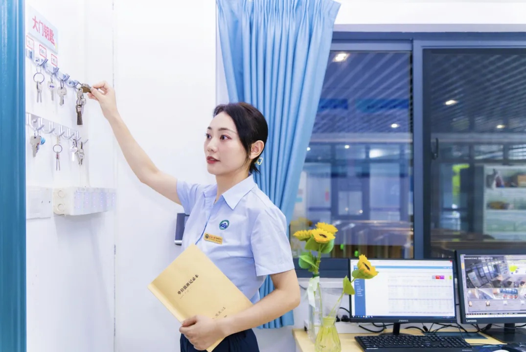武大宿管阿姨卷出新高度,湖北广电美女主持人争做学生的贴心管家