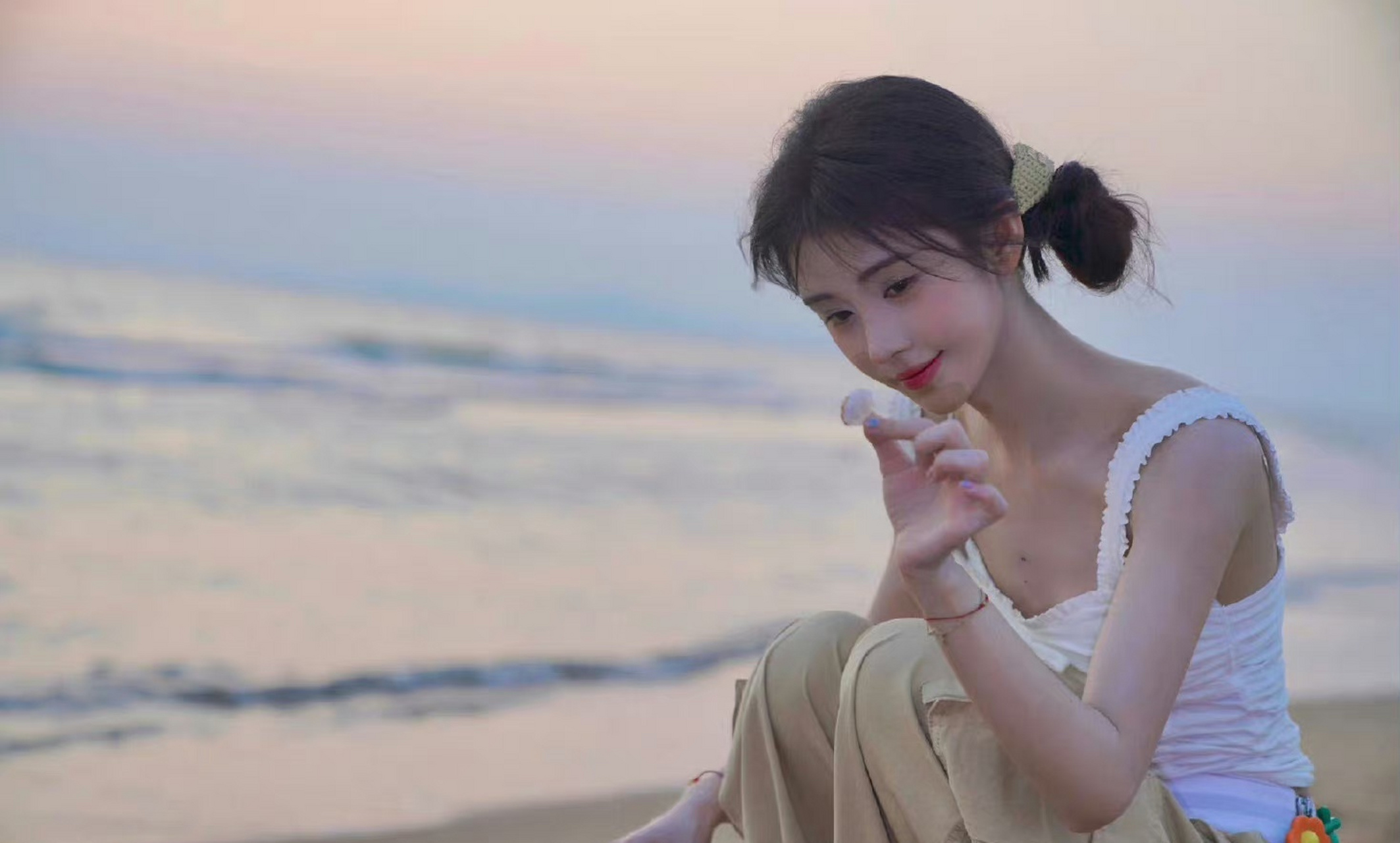 鞠婧祎,白色吊带搭配长裤,海边小浪漫!