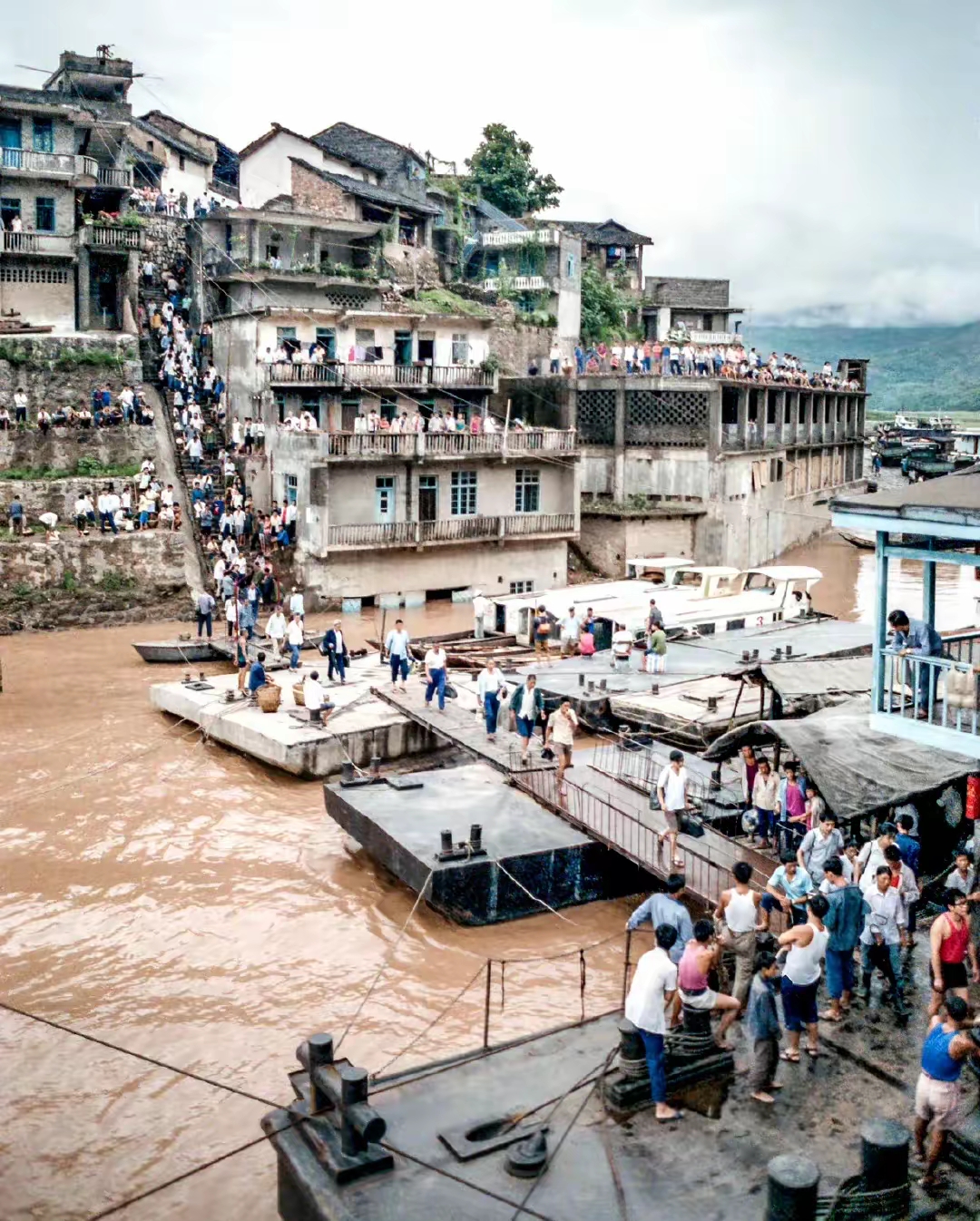 这老照片,定格了1984年7月重庆码头的瞬间