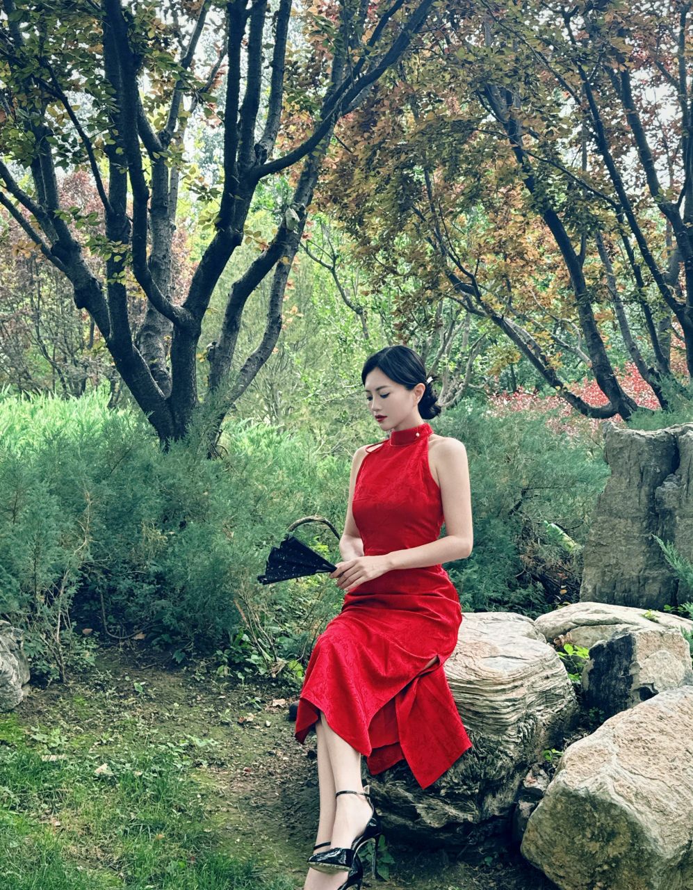 包文婧,红色中式无袖旗袍裙搭配黑色高跟鞋,端庄大气!