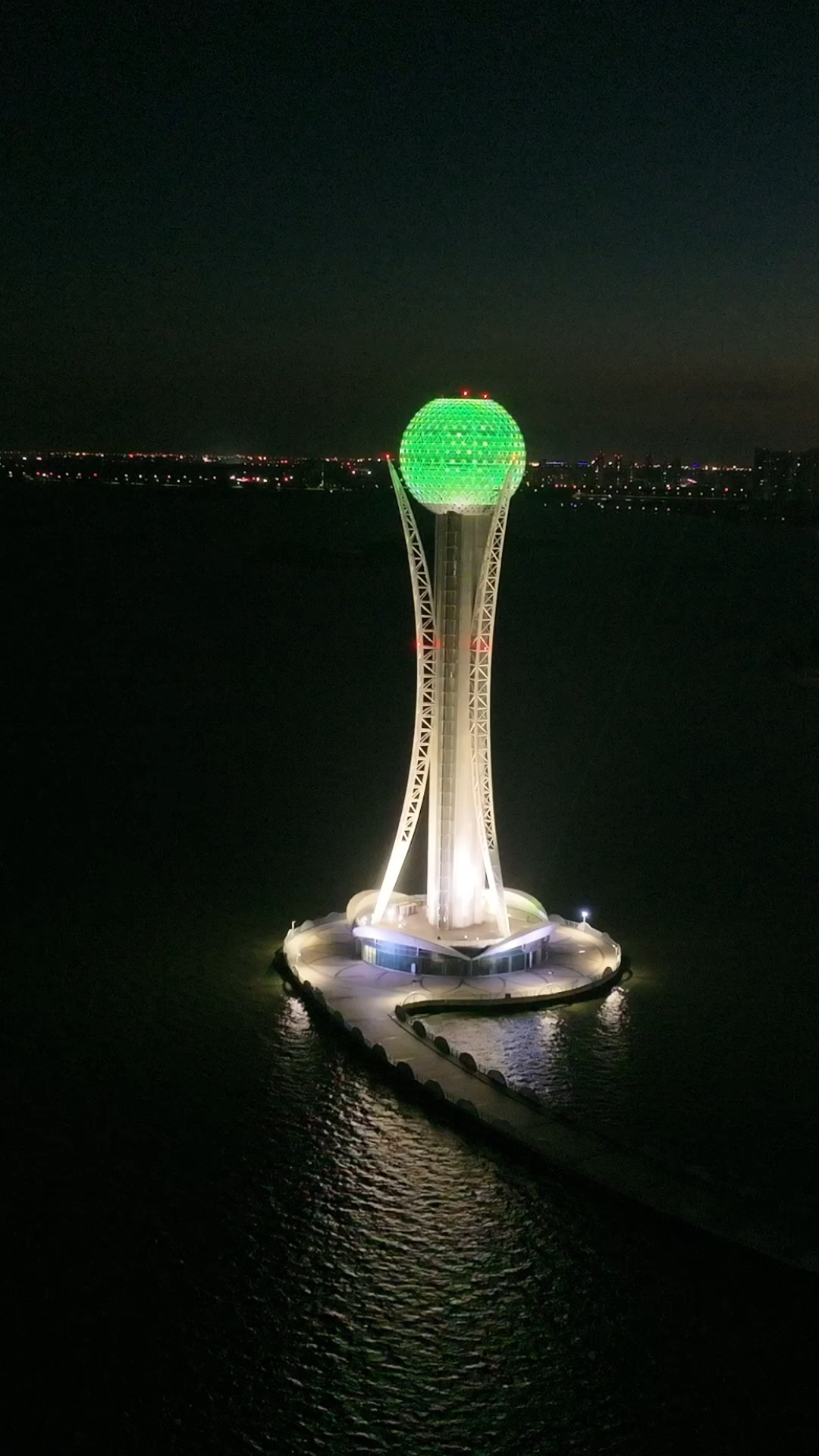 航拍常州西太湖揽月湾,地标建筑观光塔灯光颜色变幻