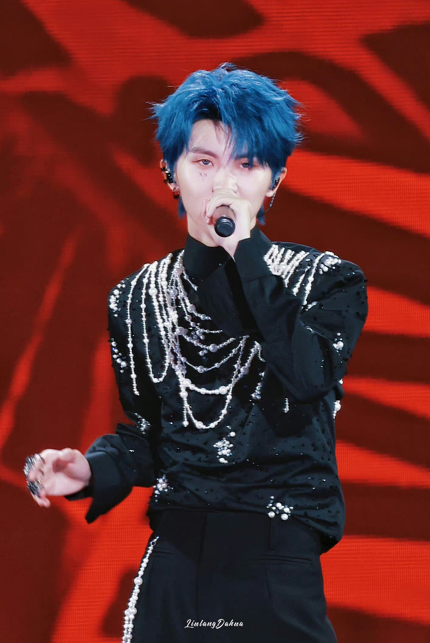 马嘉祺solo舞台# 马嘉祺单人舞台照,蓝发好拽爆改小野马,一首摇滚风