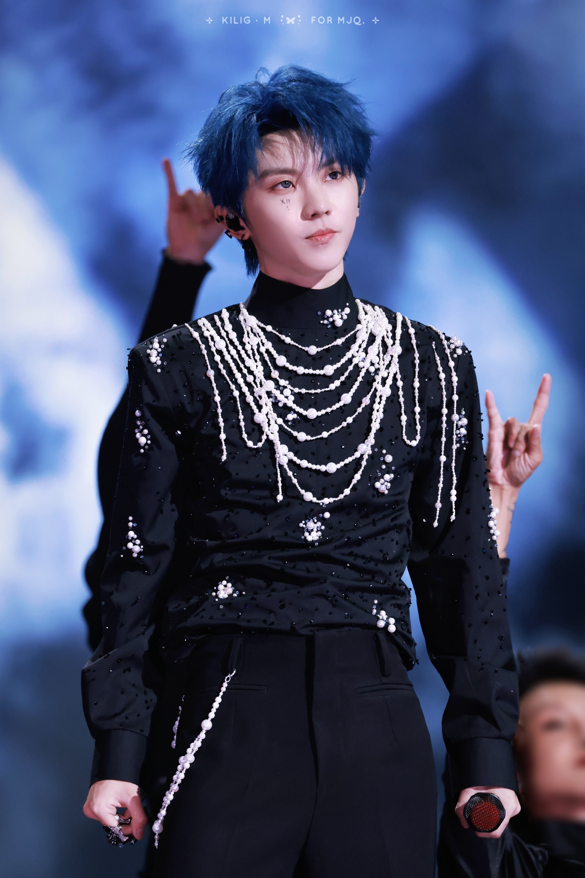 马嘉祺solo舞台# 马嘉祺单人舞台照,蓝发好拽爆改小野马,一首摇滚风