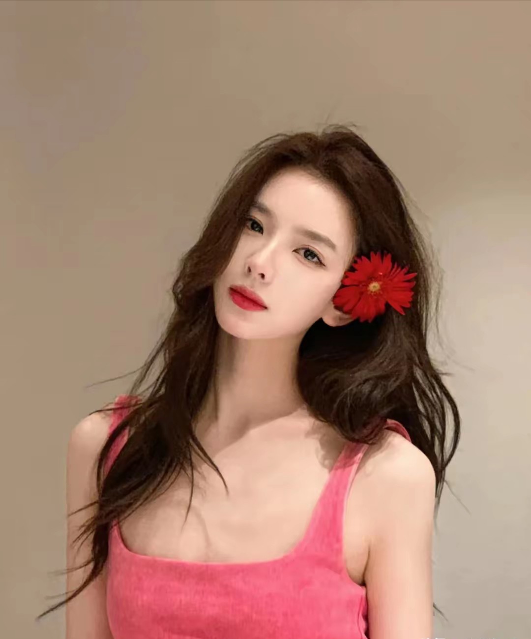 思聪心中的朱砂痣 今日,著名女网红在社交平台晒出了自己最新拍的美照