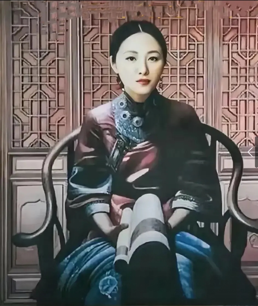 下图呈现的是清末陕西女首富周莹的照片