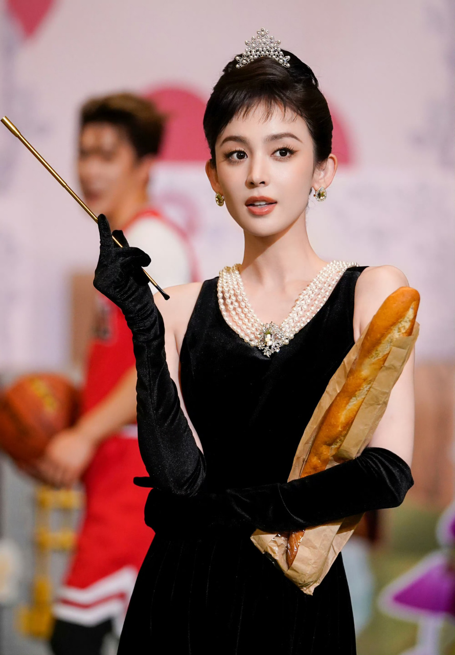 古力娜扎,黑色无袖连衣裙搭配珍珠项链,短发更迷人!