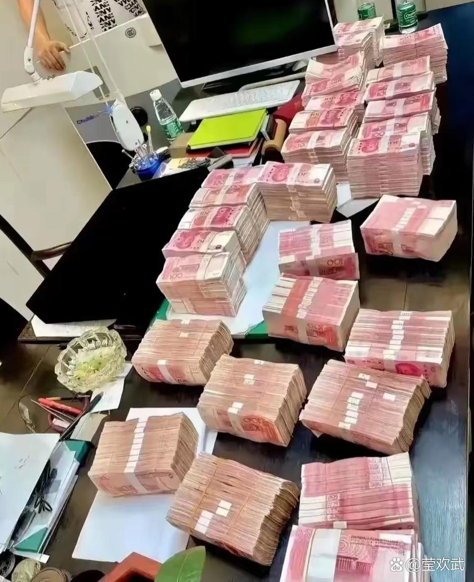 生意很火爆,一天营业额有10000.每年能赚100万.