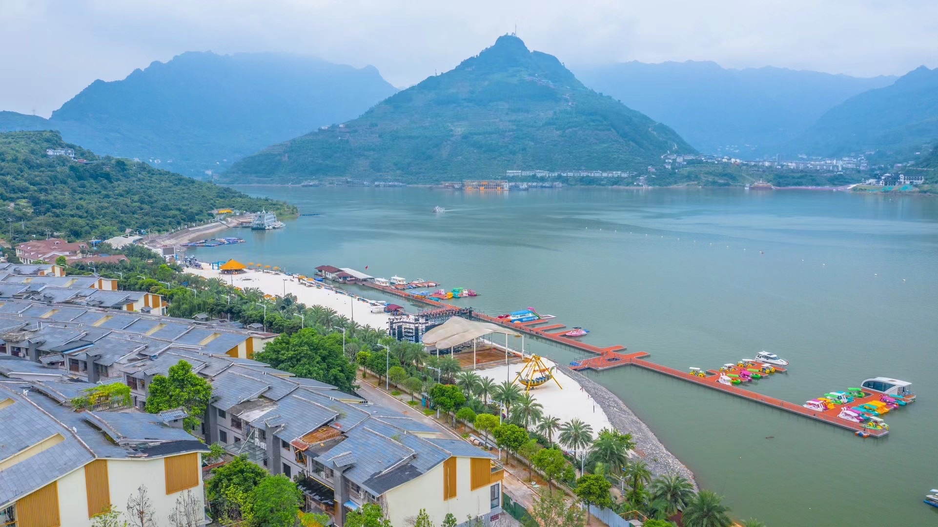但人气不旺,很多店铺都没有开门邵女坪水富邵女坪邵女坪旅游景点图片