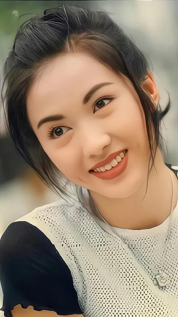 港风美女黎姿,梨涡浅笑,揺曵生姿!