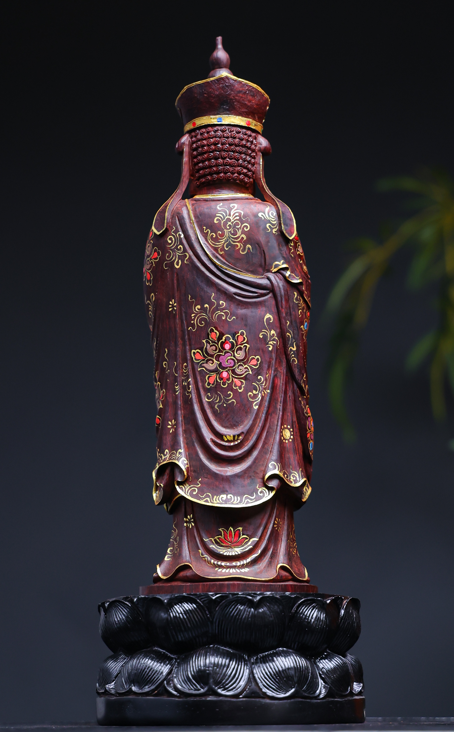 观音菩萨 小叶紫檀,色深如墨,雕观音菩萨圣像