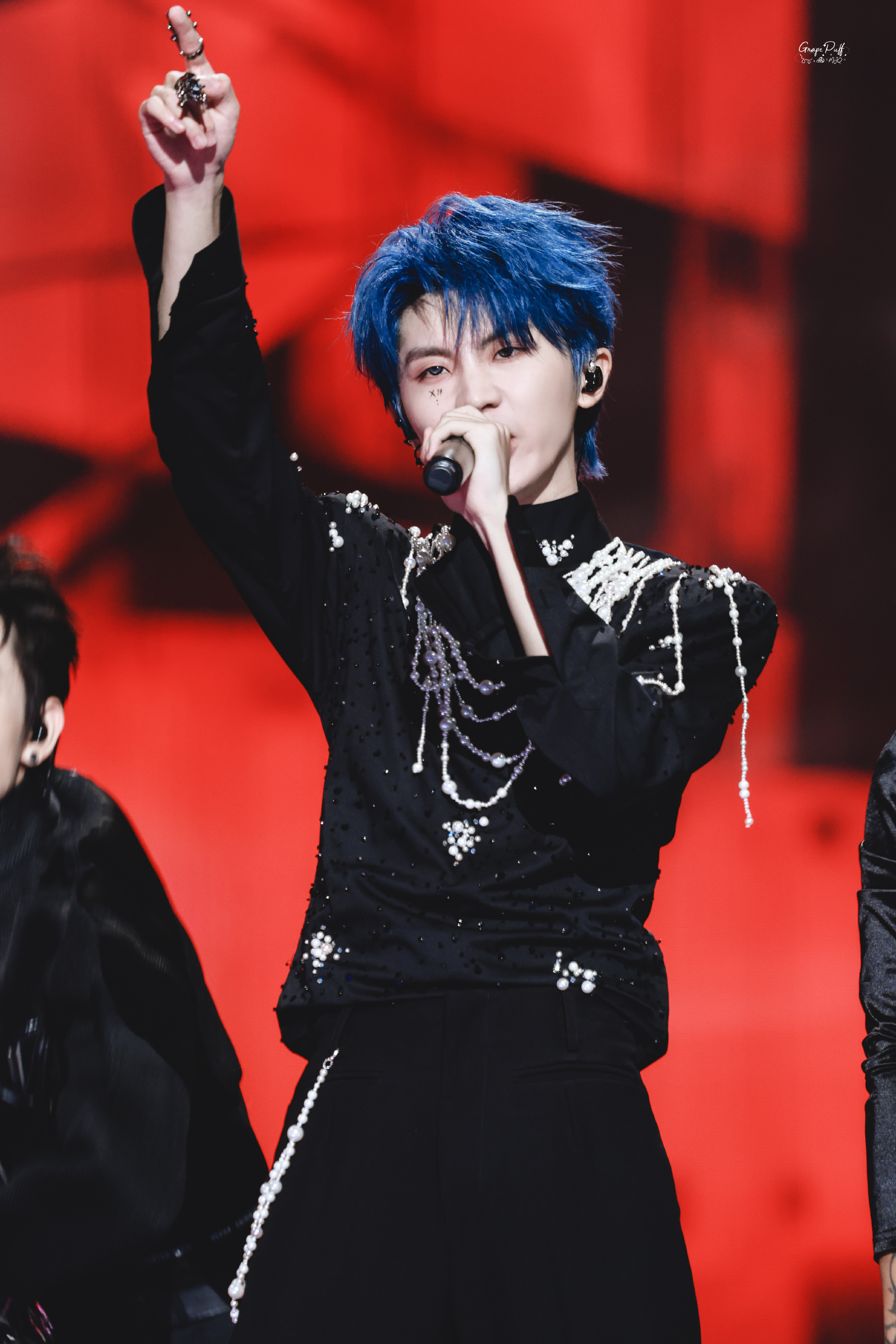 马嘉祺solo舞台# 马嘉祺单人舞台照,蓝发好拽爆改小野马,一首摇滚风