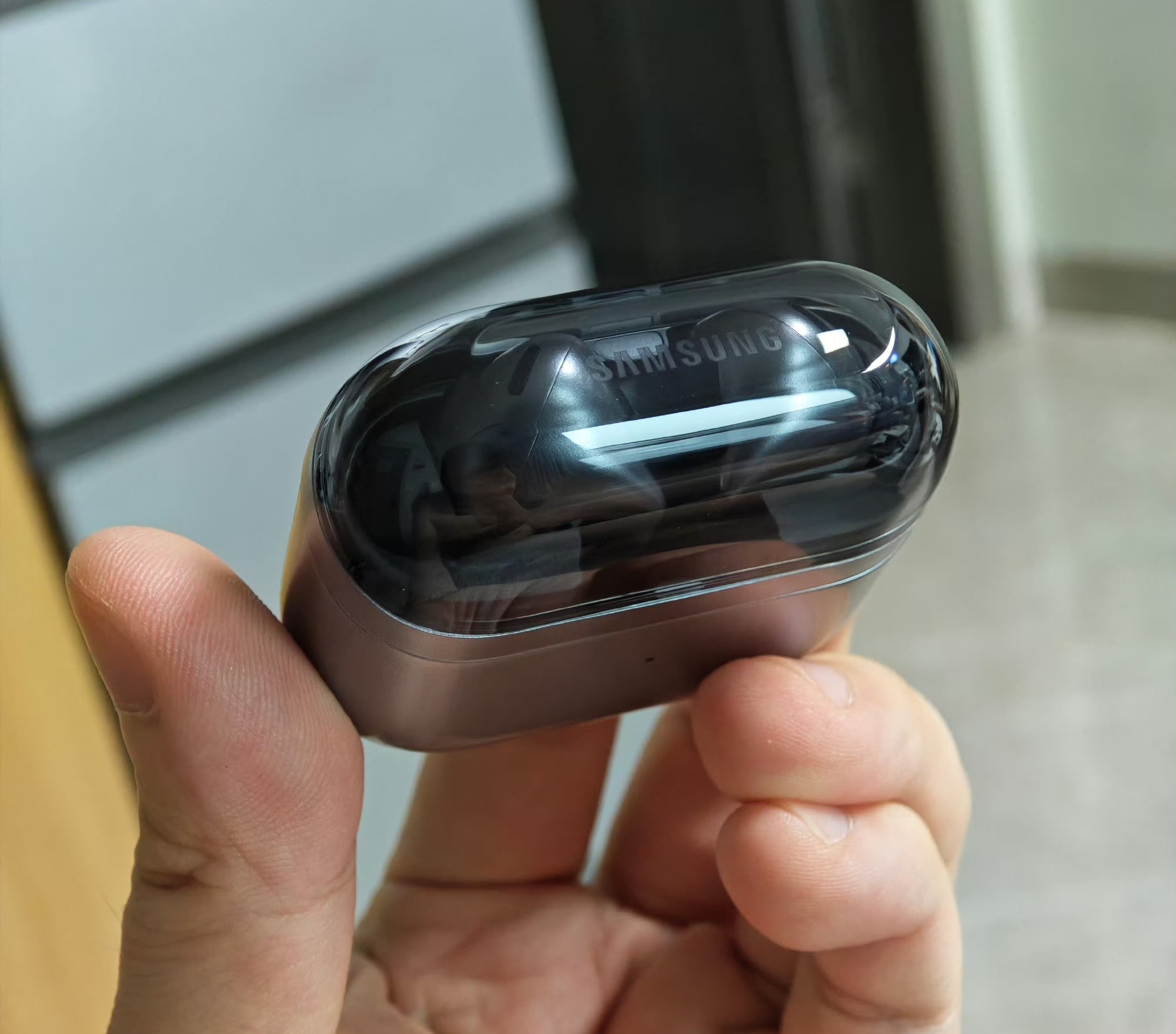 首先,我想教大家一个佩戴三星buds 3 pro的简便方法.