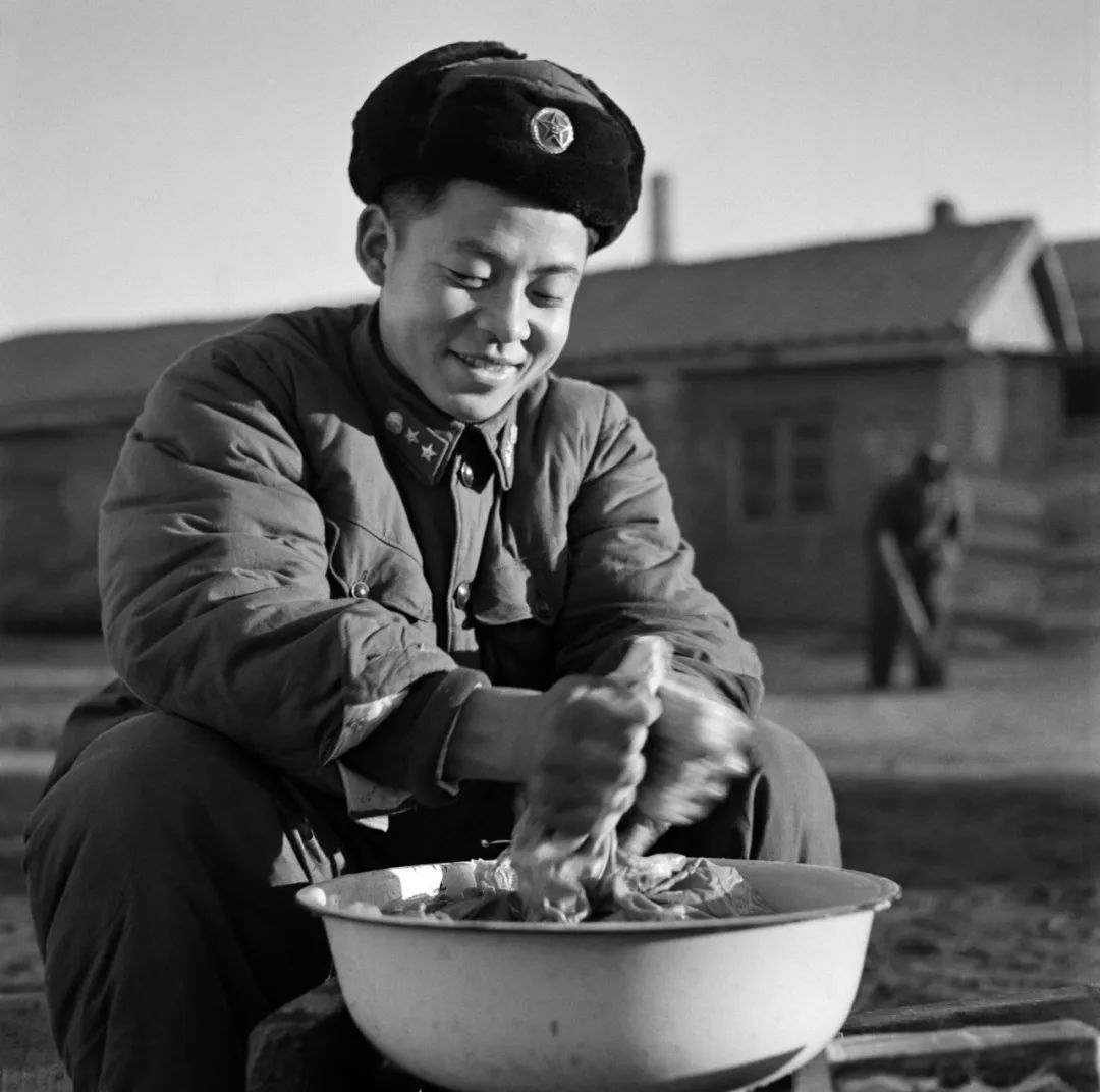 追寻先烈足迹辽宁在行动#  1960年11月,雷锋帮助战友们洗衣服.