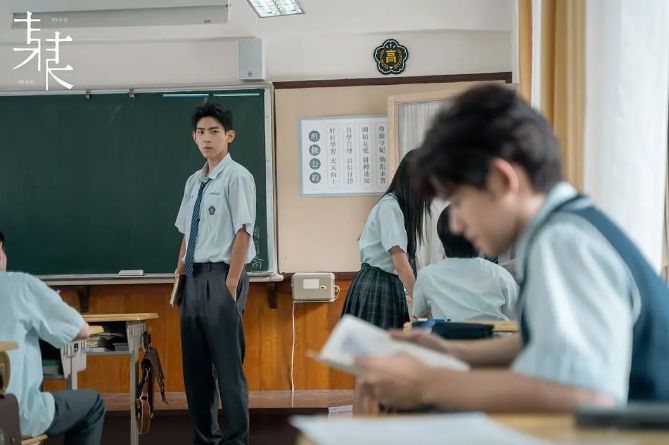 电视剧《某某》青春的交响与情感的深度