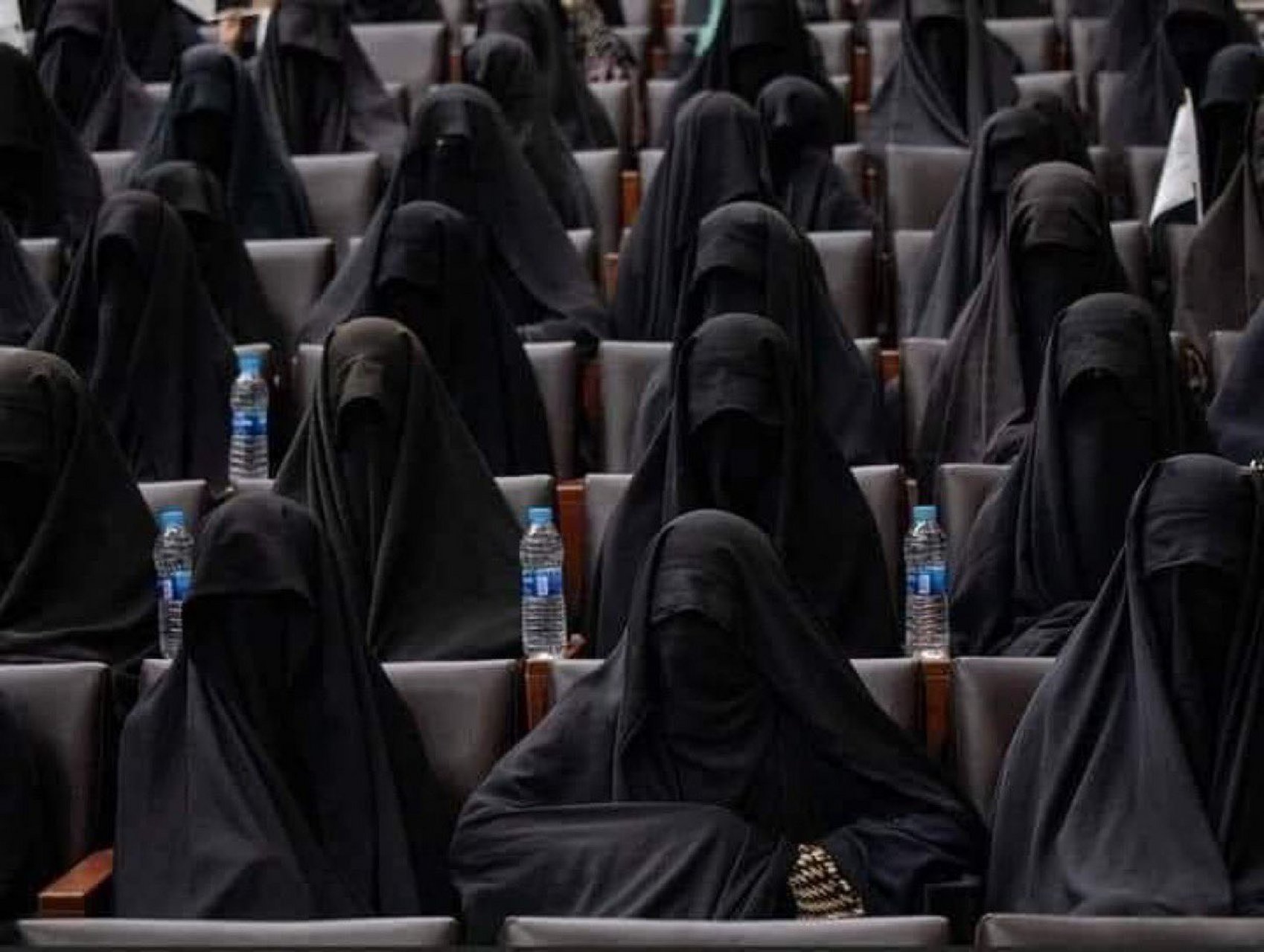 塔利班颁布了一项新法律,要求妇女和女孩用全黑面纱和面纱遮住皮肤和