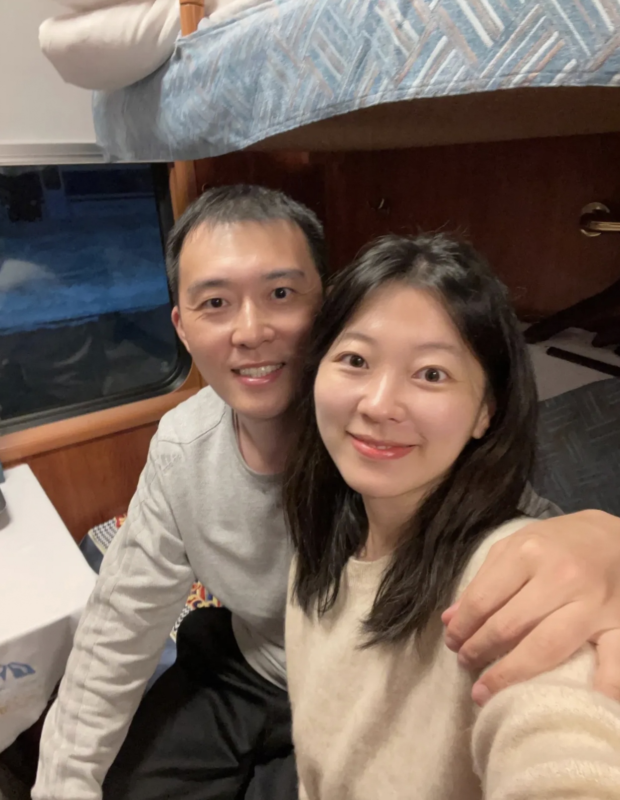 后来有一天公司发工资了,手机收到钱进帐的短信,被老婆看到了,原本