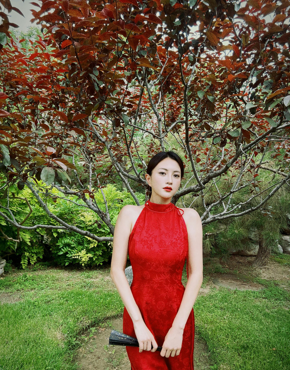 包文婧,红色中式无袖旗袍裙搭配黑色高跟鞋,端庄大气!