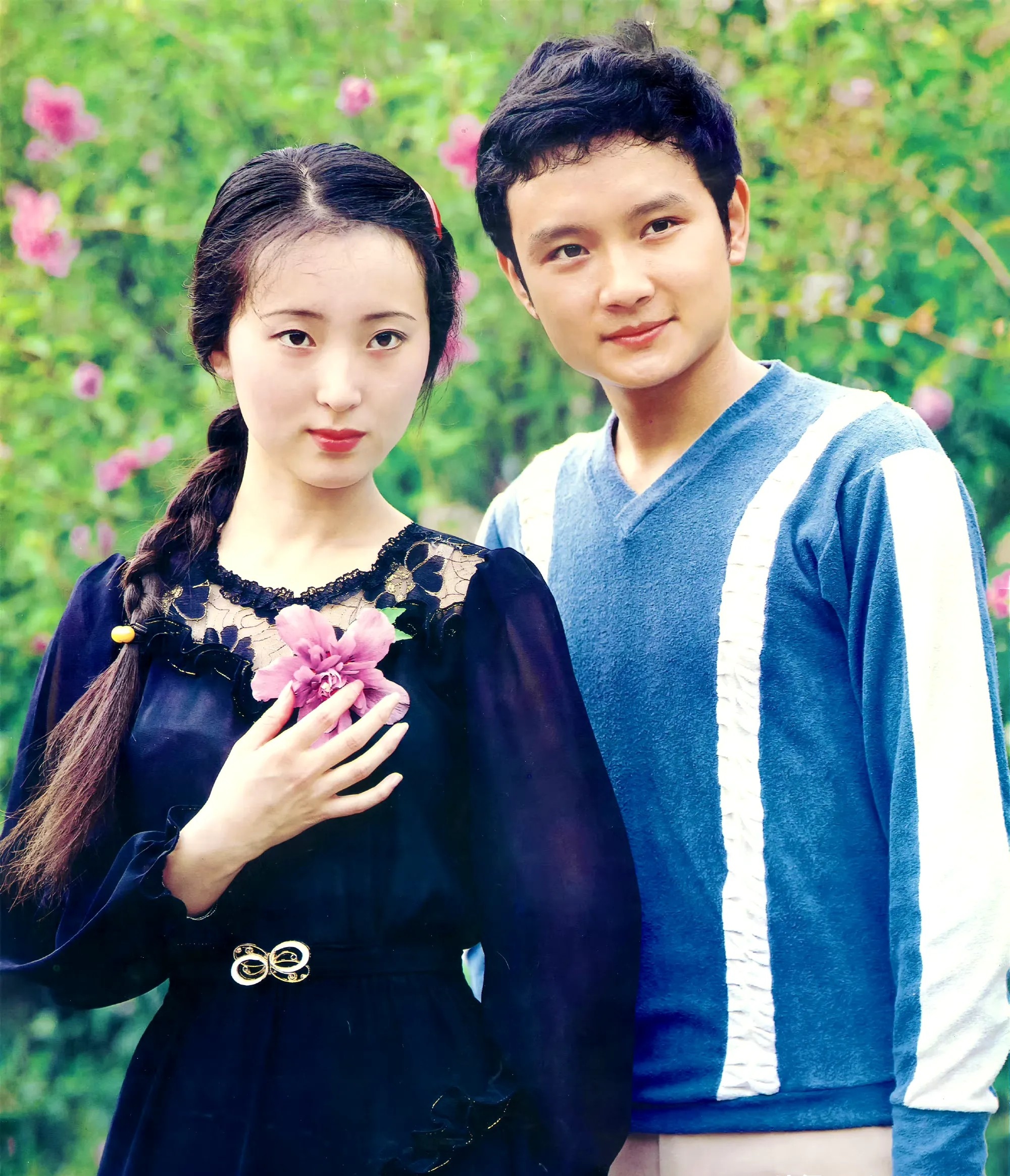 这是陈晓旭当年同剧组里的"宝玉""凤姐"的合影!