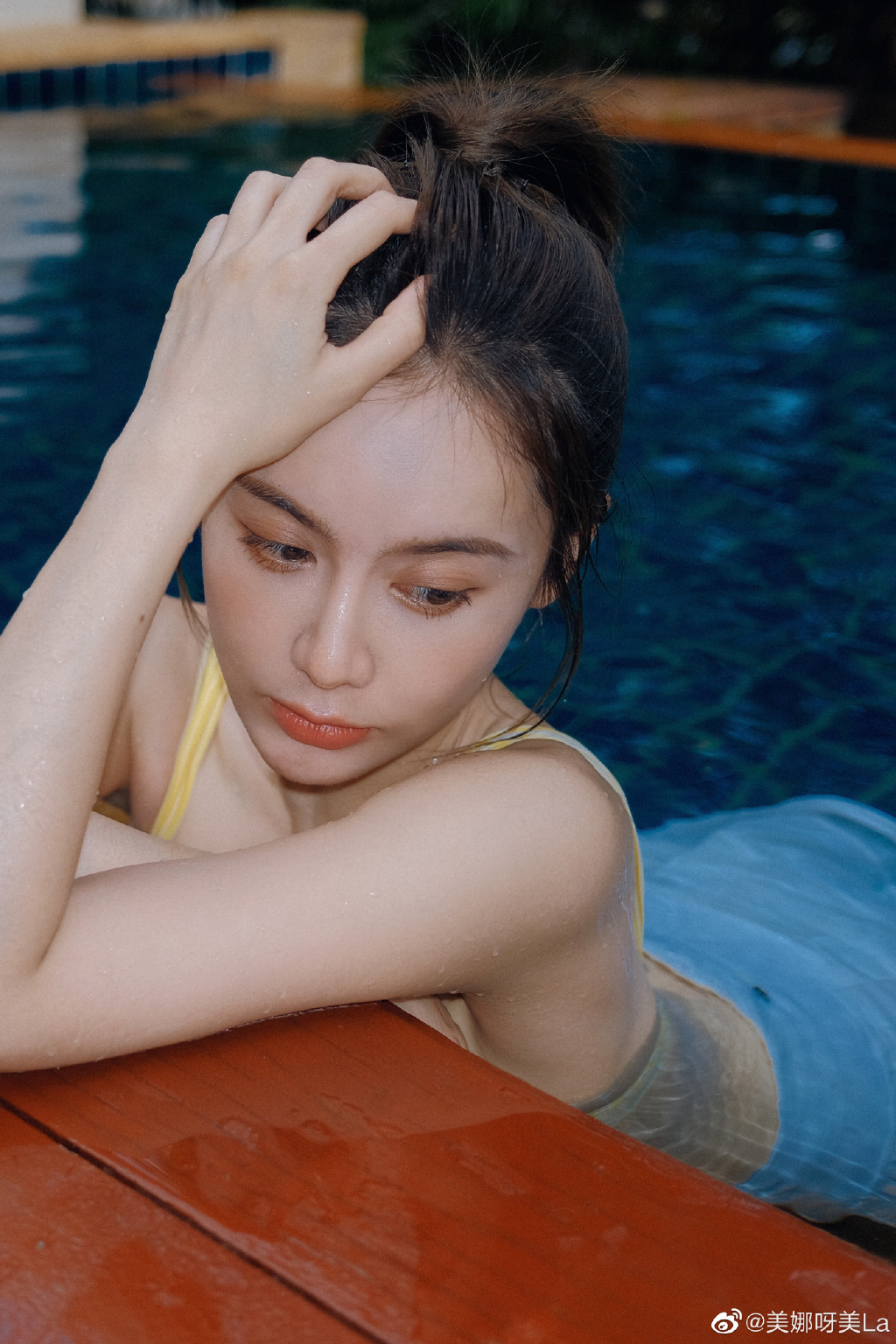 腾讯体育女主播美娜,清凉泳装小秀性感?