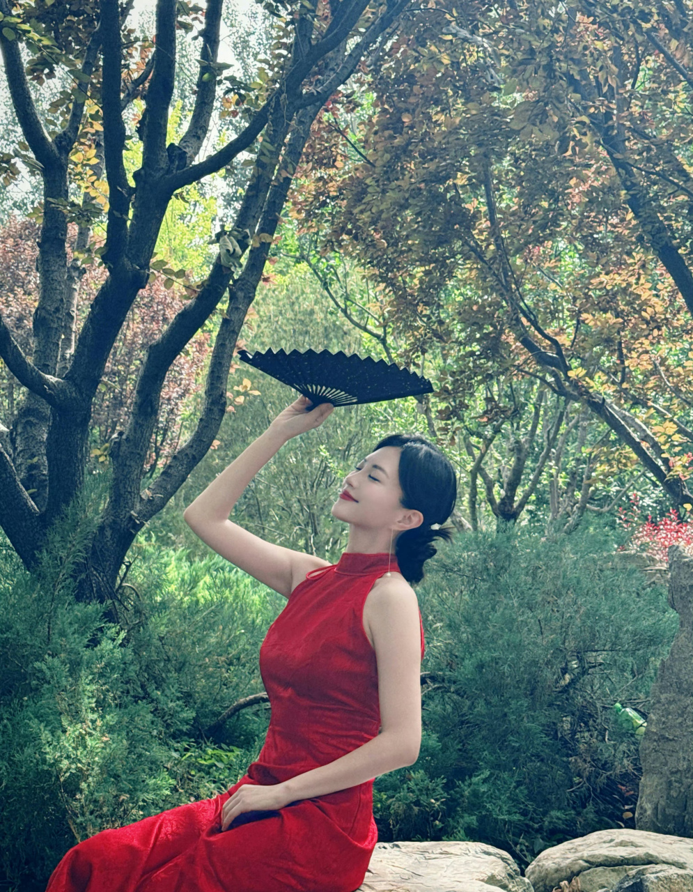 包文婧,红色中式无袖旗袍裙搭配黑色高跟鞋,端庄大气!
