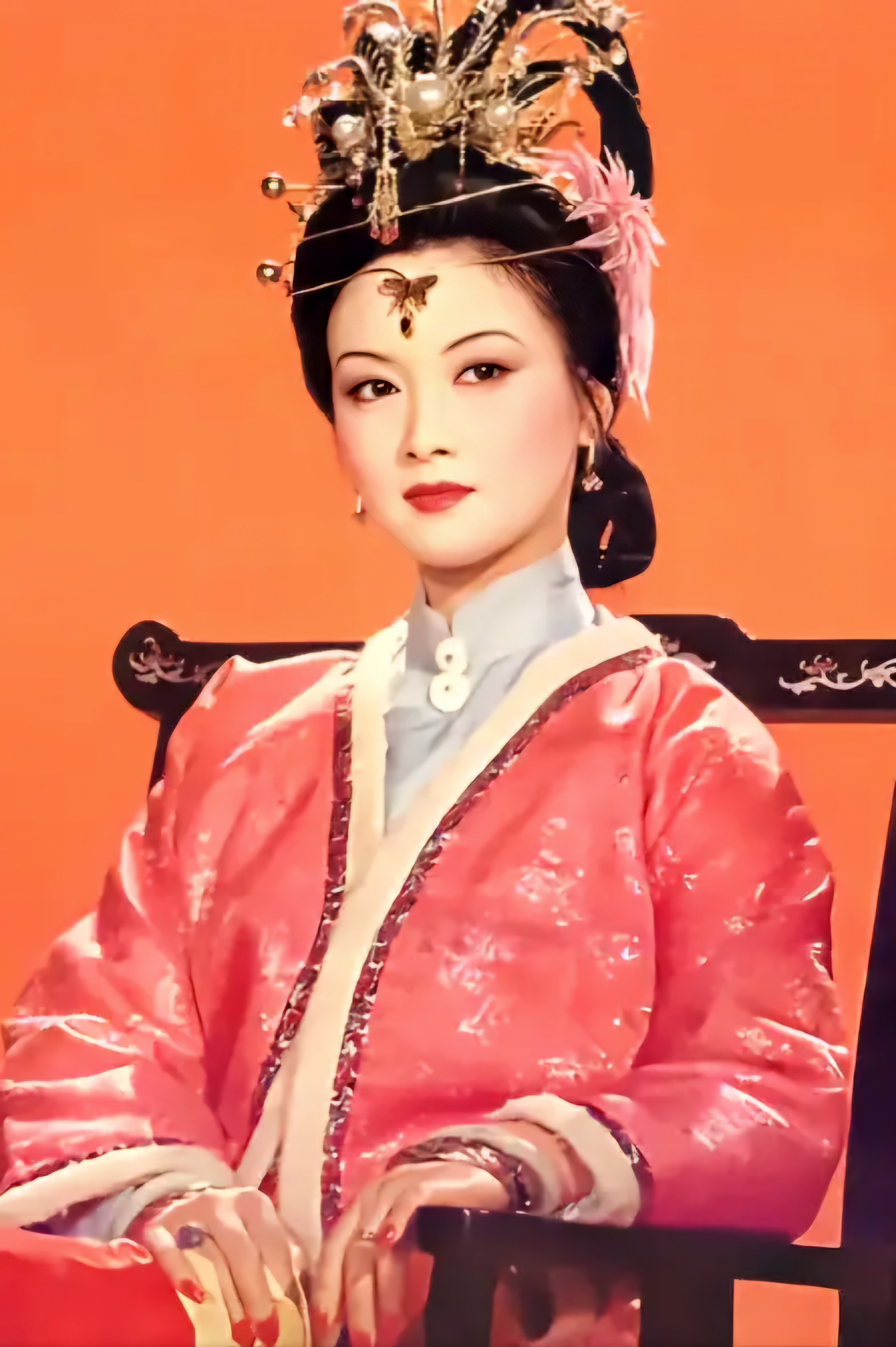演员,邓婕说,什么红楼梦剧组,说是不准谈恋爱,还是有人偷偷摸摸谈,跟