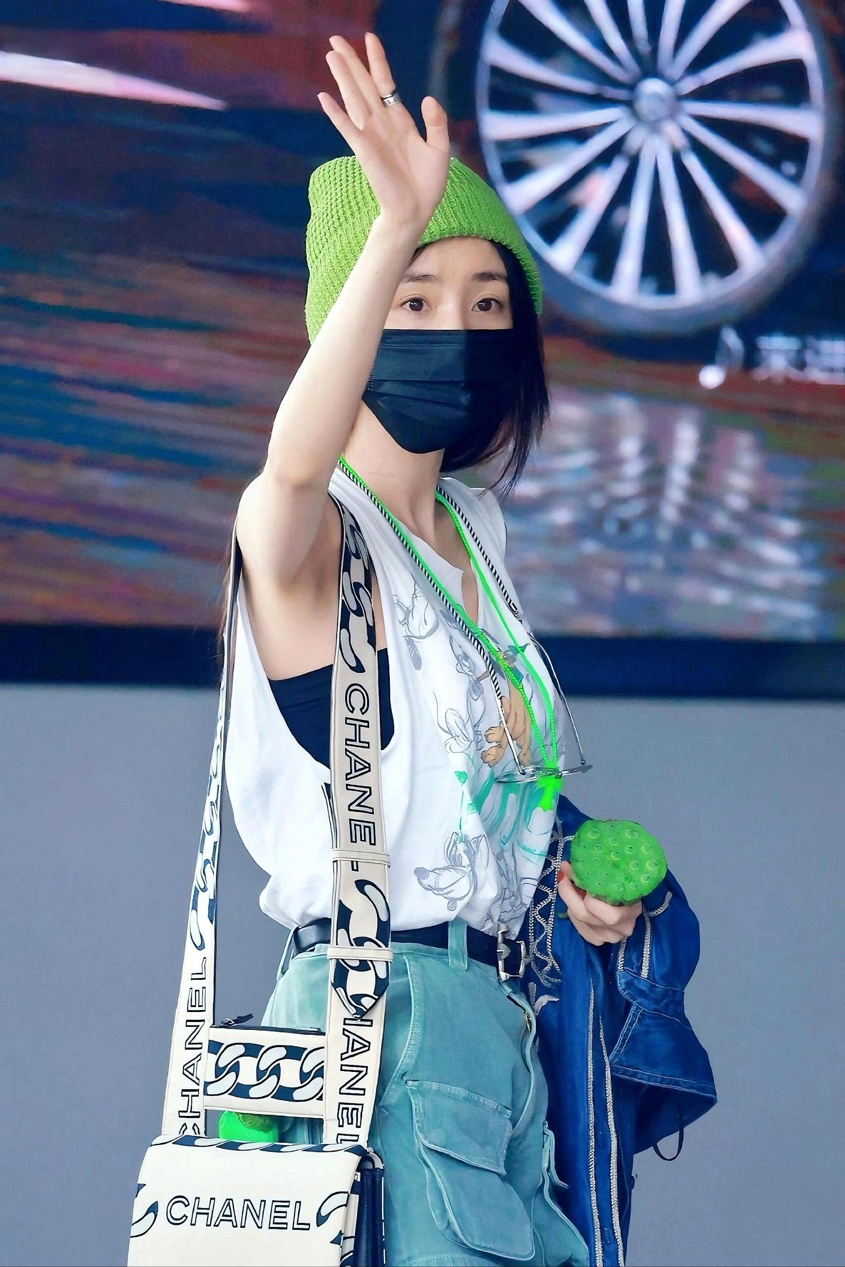 杨幂素颜机场多巴胺穿搭时尚又高级