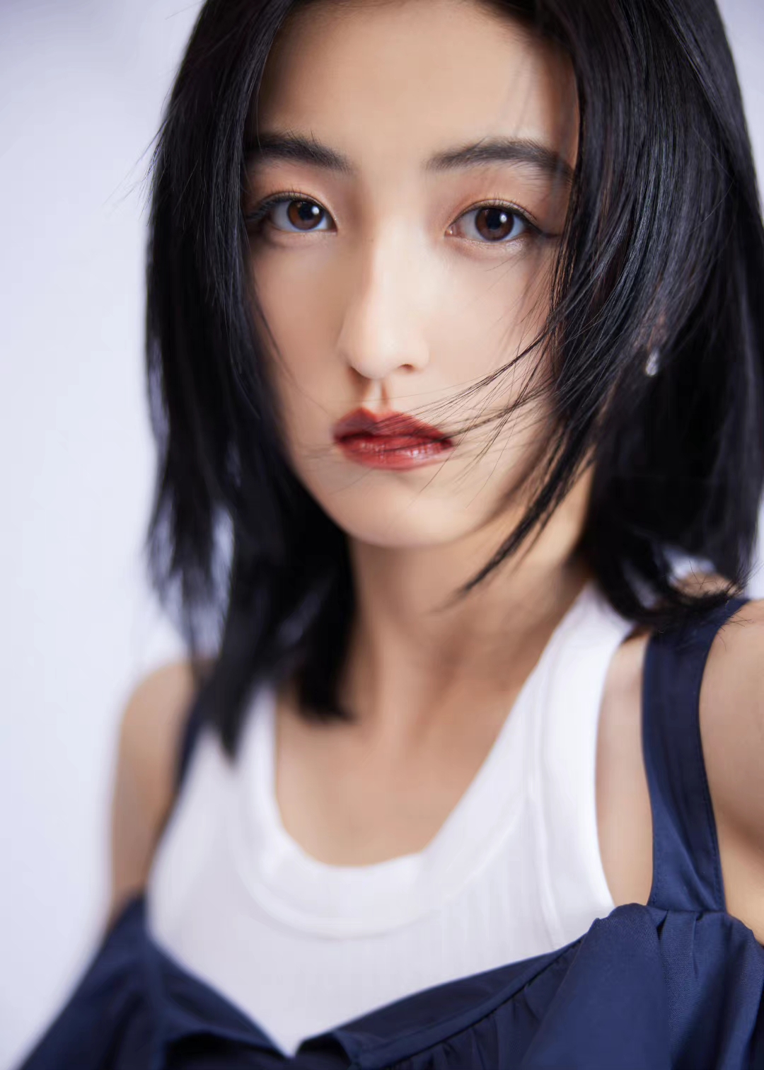 张子枫演绎清新时尚风,蓝吊带白背心配短裙,尽显曼妙身姿与精致品味