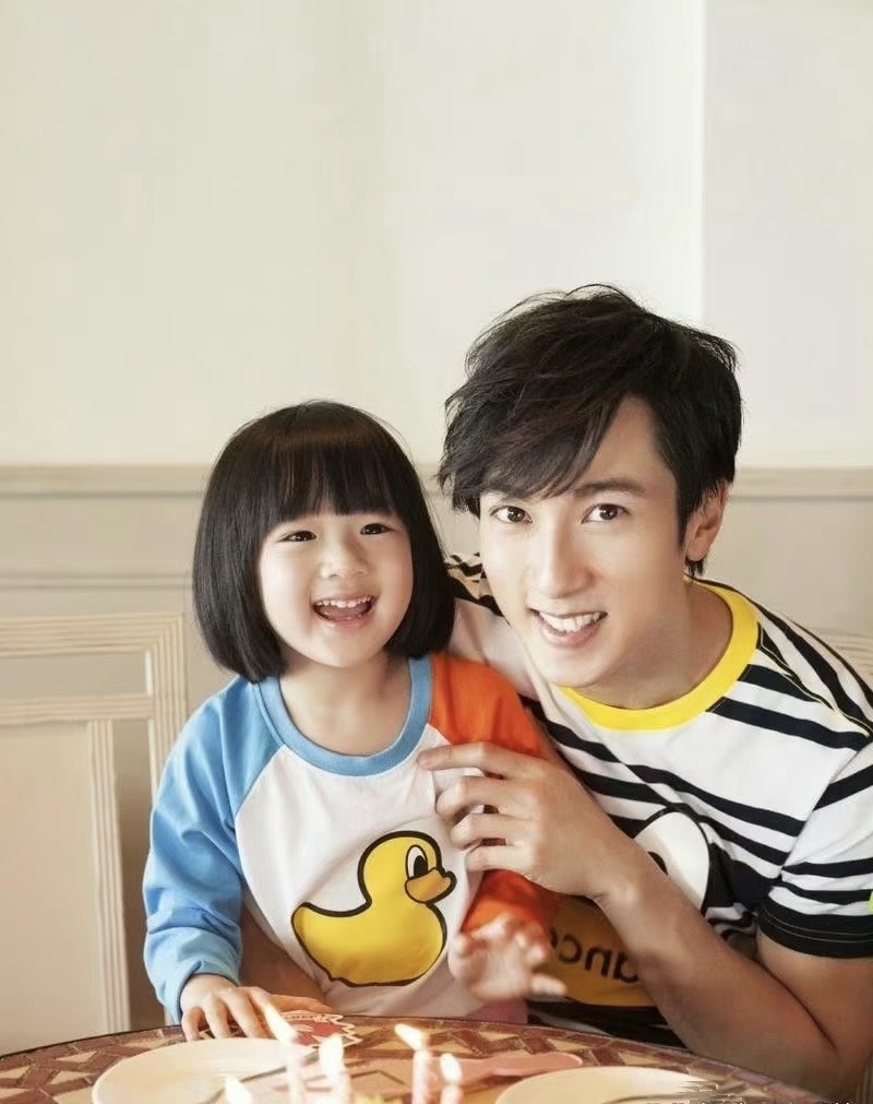 neinei的身高很高,应该是随了爸爸,当然妈妈身高也不矮吴尊女儿小时候