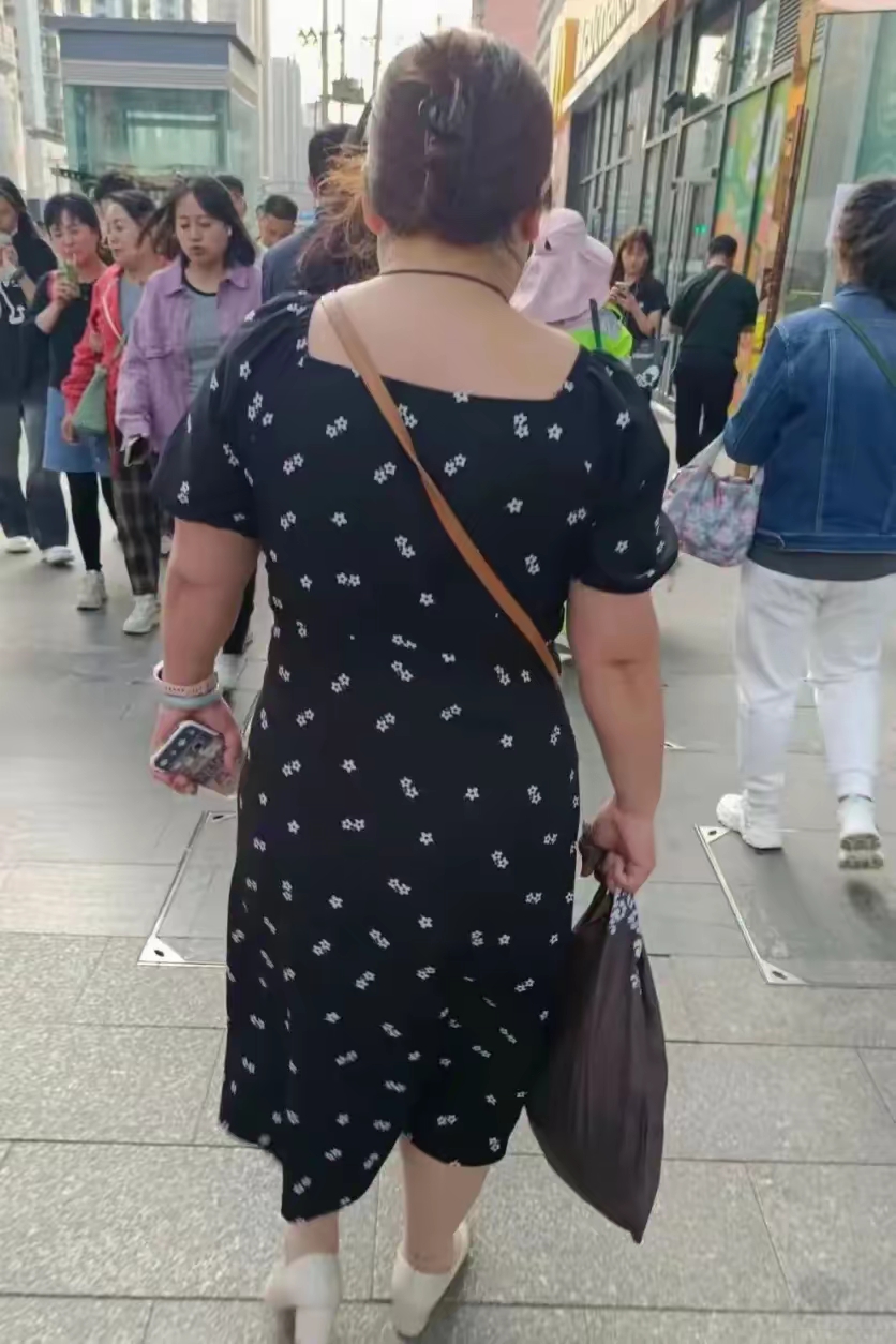 的话,真的会变成油腻大妈的样子,虎背熊腰再贵的衣服穿在身上也显廉价