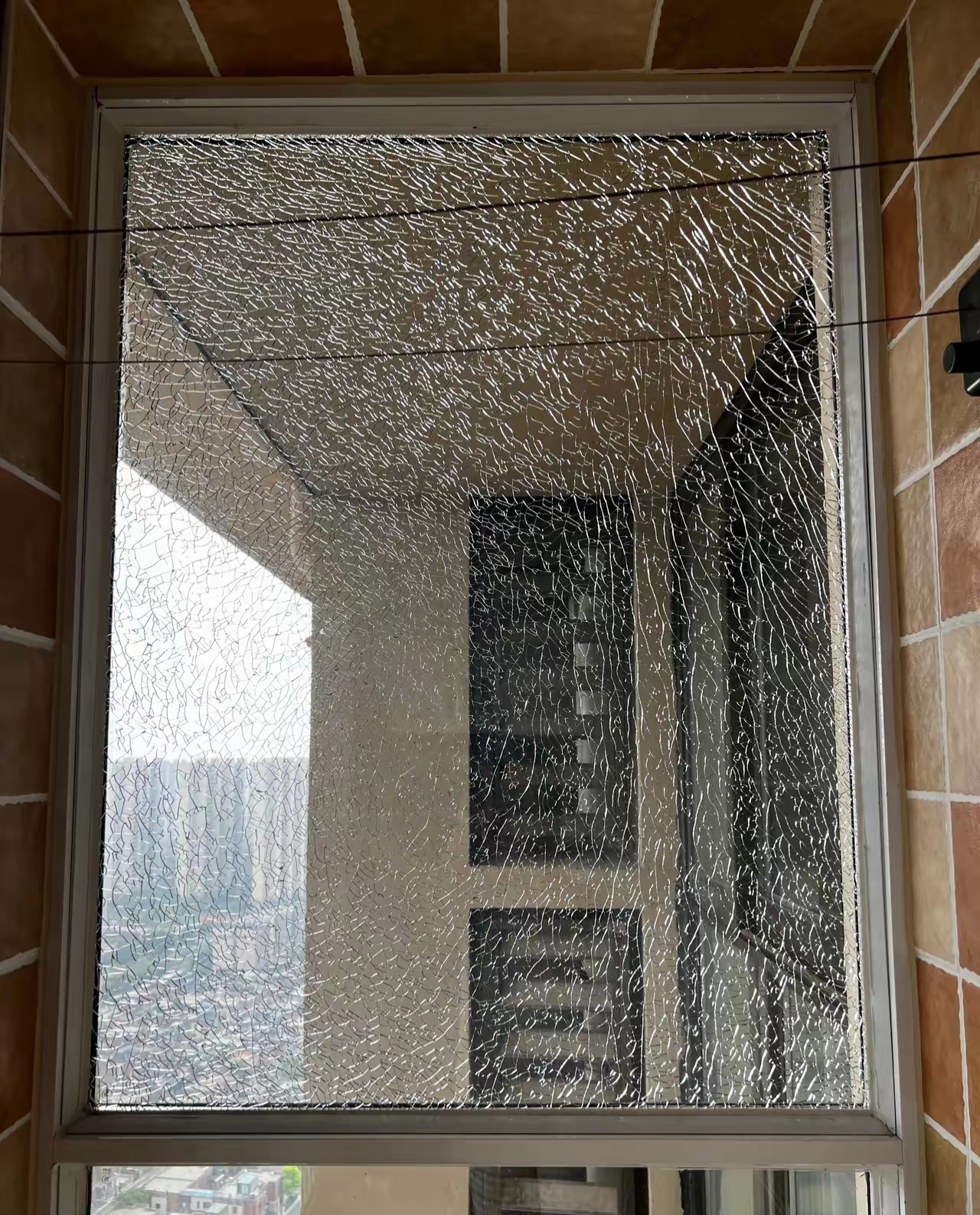 第一家,我把情况跟老板说了下,他先说难搞,因为楼层太高,玻璃渣掉