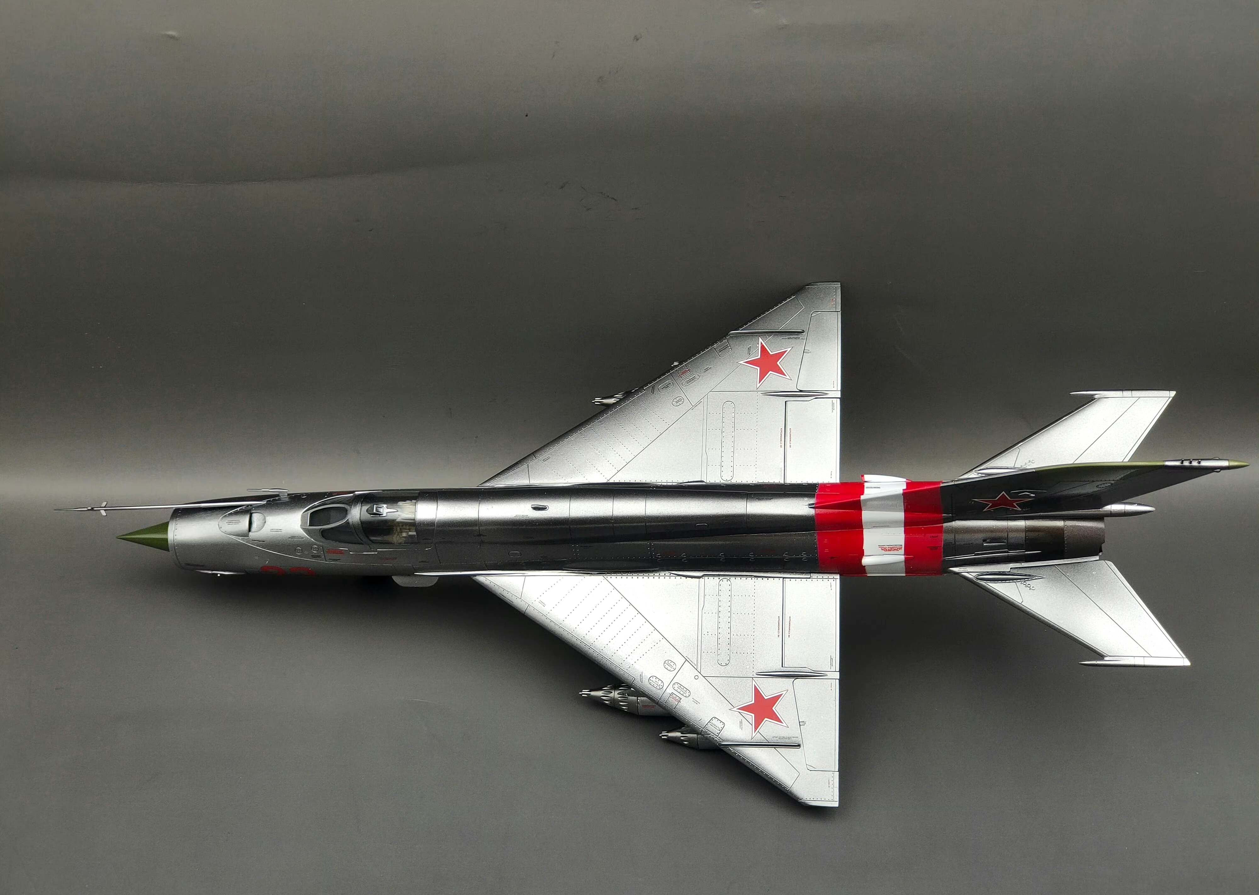 军模欣赏:爱德美1/48 米格-21mf战斗机,该机苏联从米格-21sm的基础上