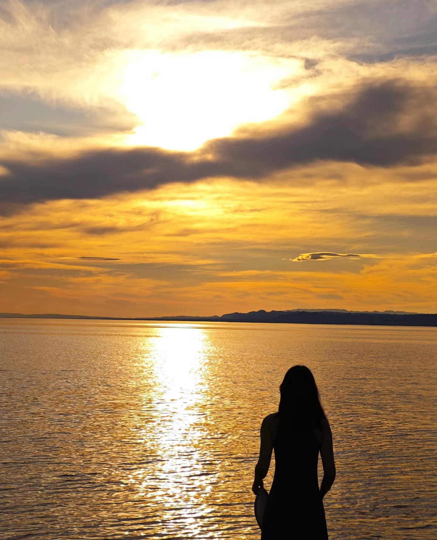 黄昏时分,夕阳西下,天空渐渐染上了橙黄色的余晖,仿佛是大自然在为